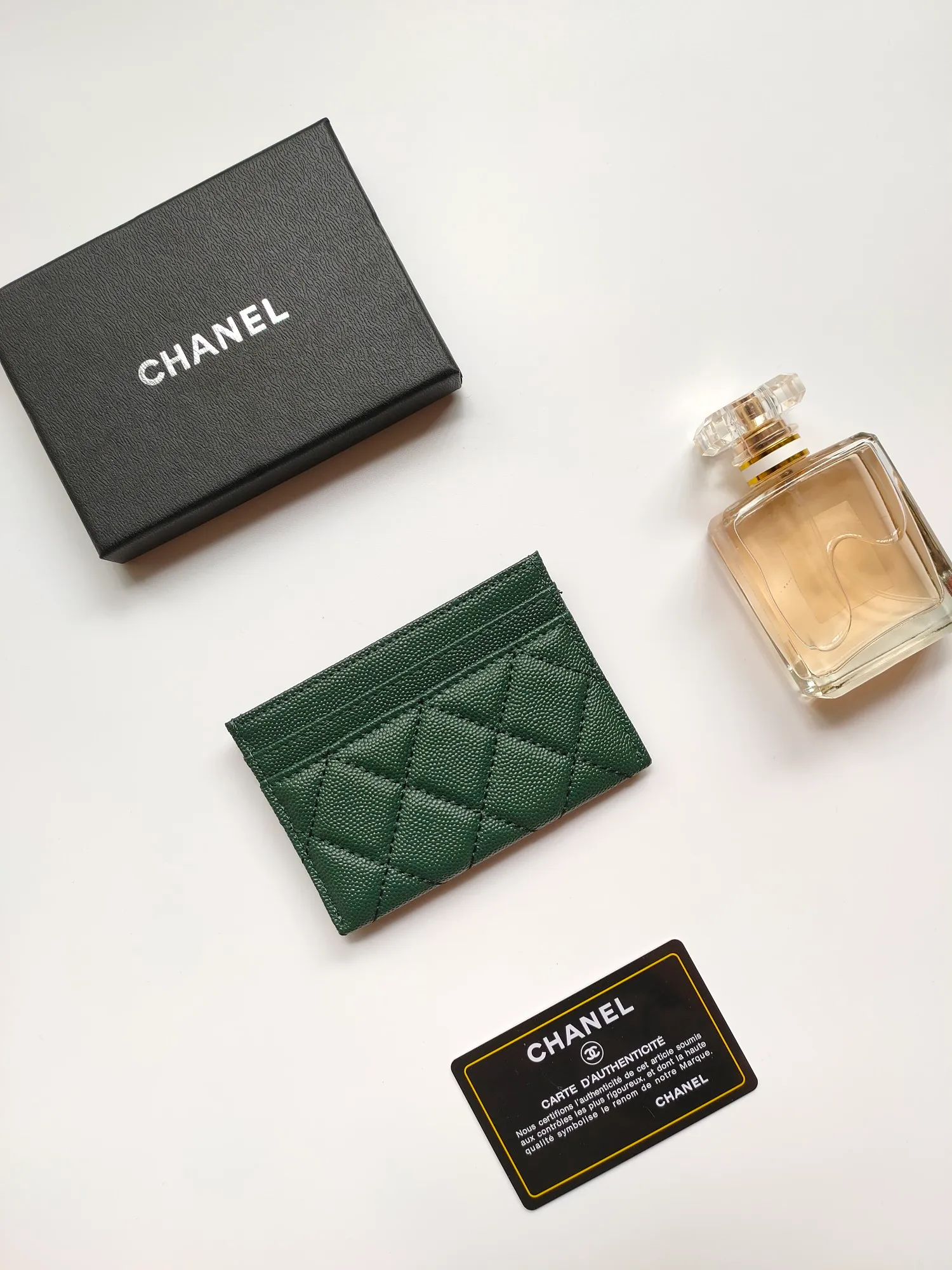 💰90💰Model 3188 CHANEL 22k embossed lgo large double C hardware, official website latest in 2023🆕card holder, caviar medium ball grain cowhide, anti-scratch, super glossy, 3 card slots each put a card, you can also put a card + a few coins in the middle