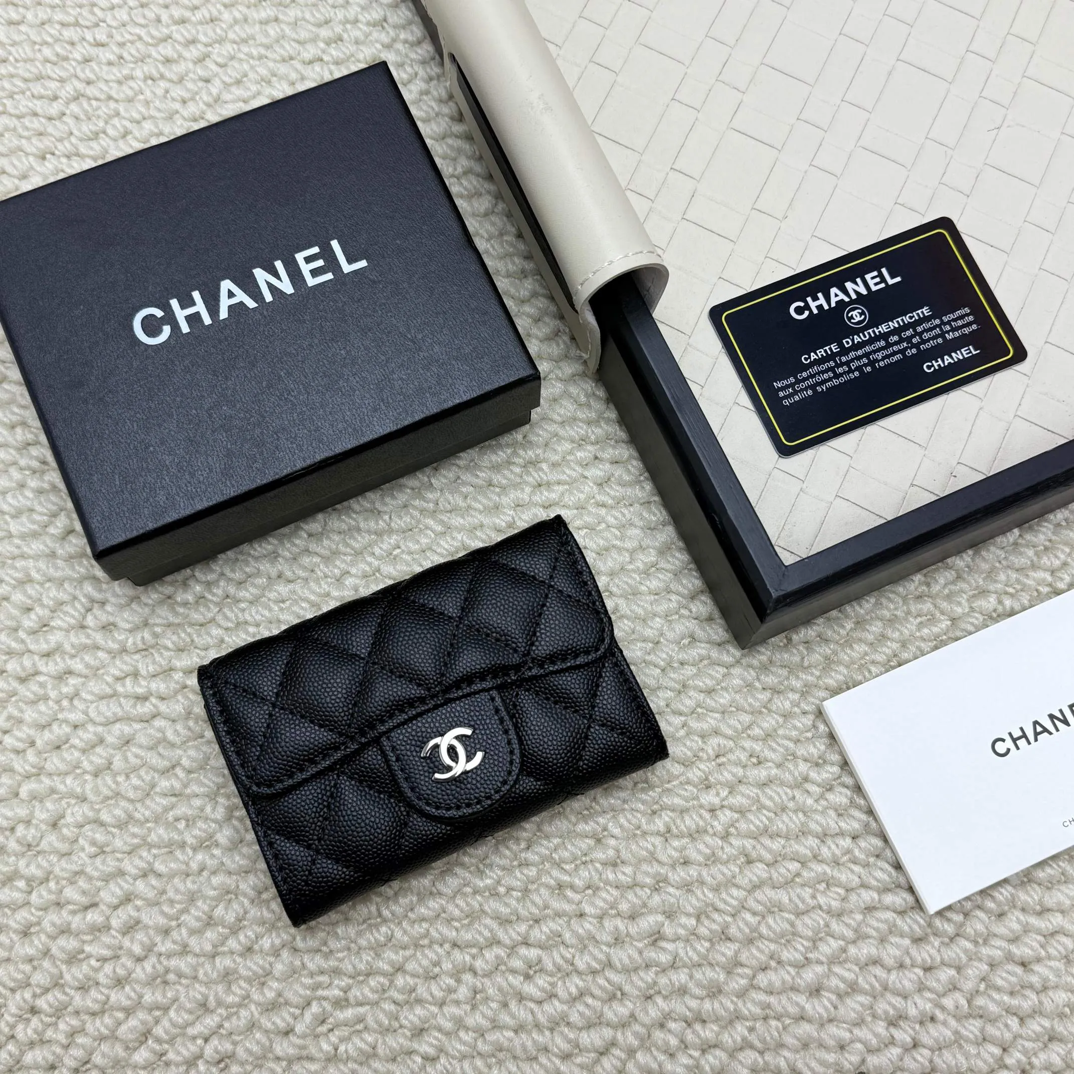 💰130 Chanel’s new product🍃card holder has arrived🍃. This card holder is more practical with an inner zipper😘The details are so beautiful, model number P468, size 11*8.5*3cm.