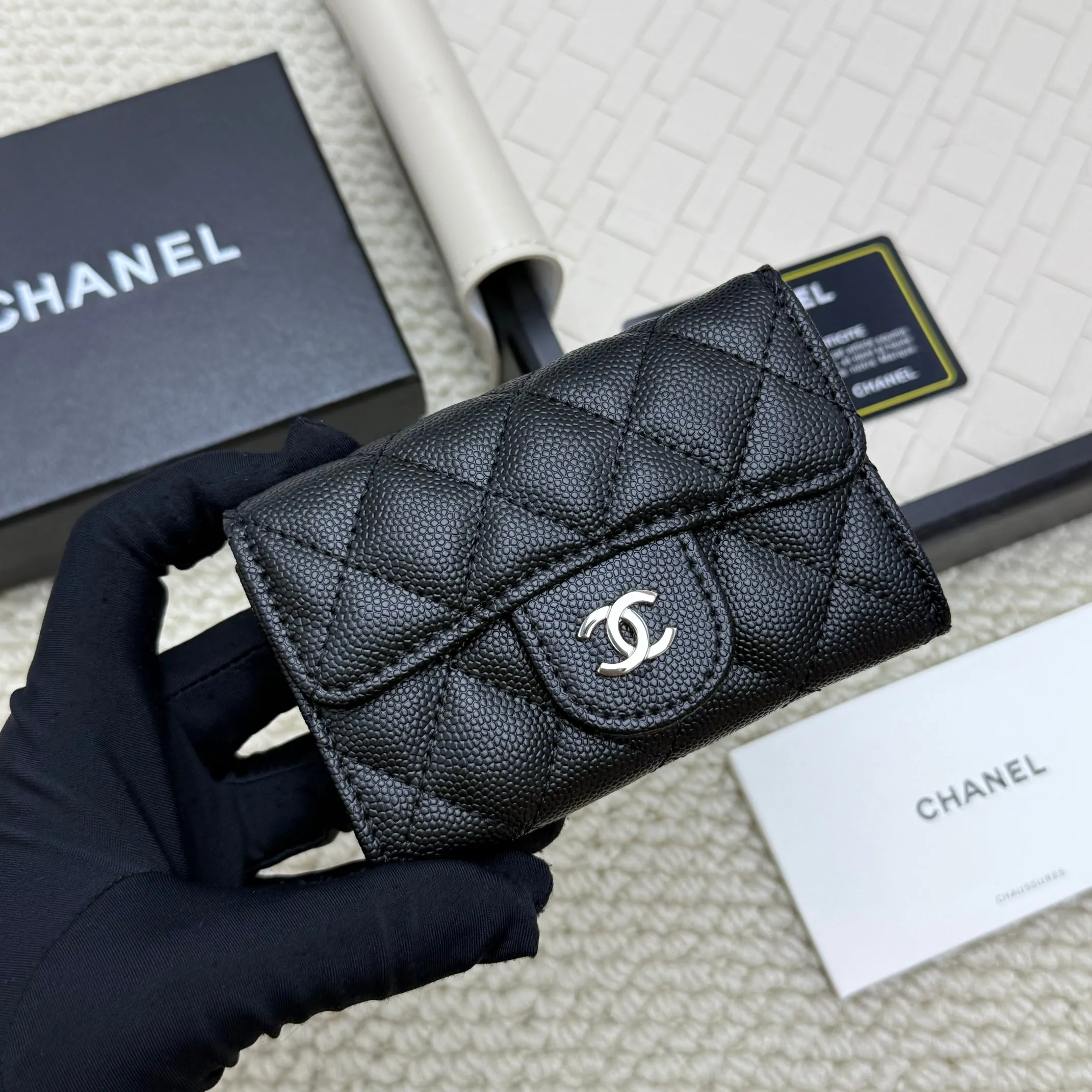 💰130 Chanel’s new product🍃card holder has arrived🍃. This card holder is more practical with an inner zipper😘The details are so beautiful, model number P468, size 11*8.5*3cm.