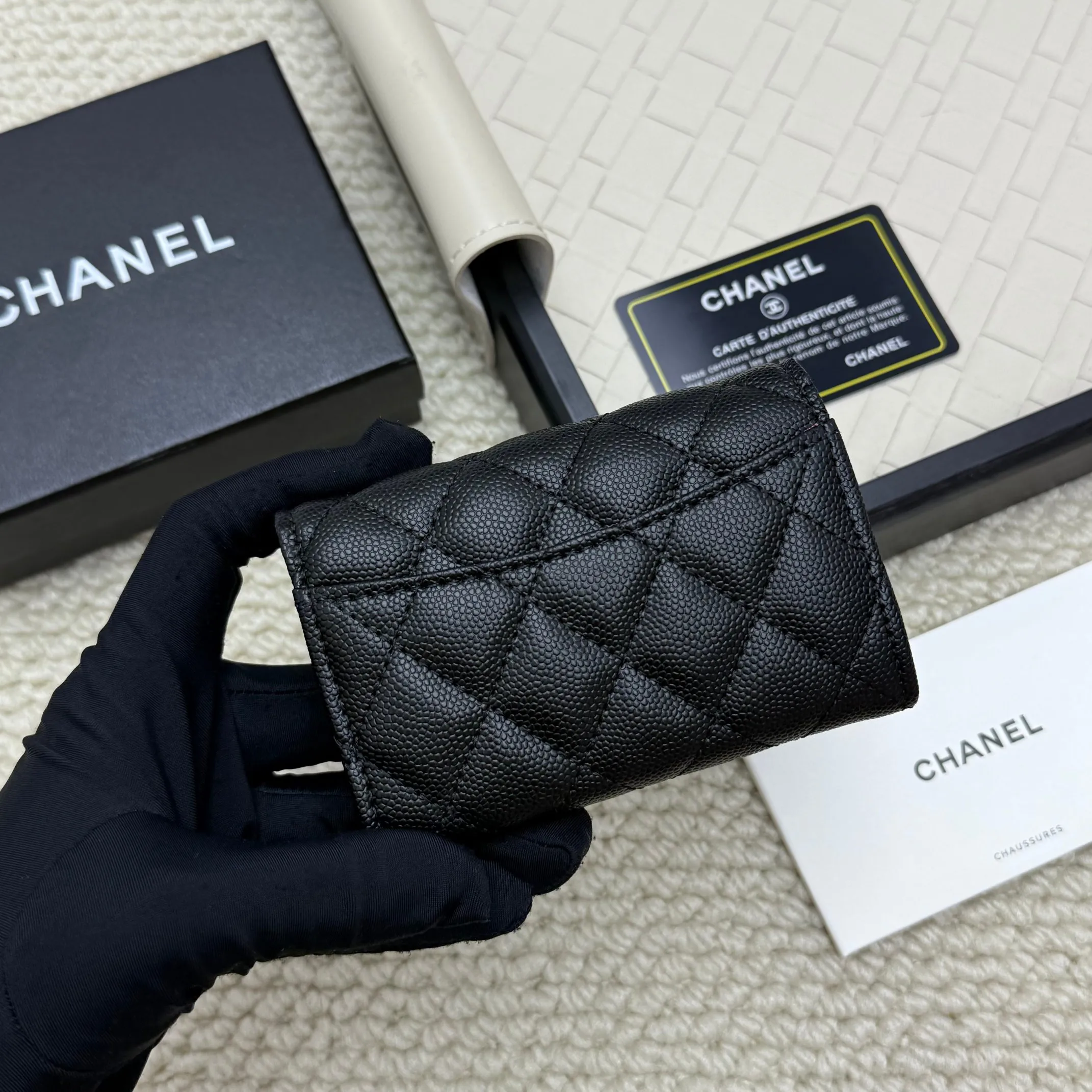 💰130 Chanel’s new product🍃card holder has arrived🍃. This card holder is more practical with an inner zipper😘The details are so beautiful, model number P468, size 11*8.5*3cm.
