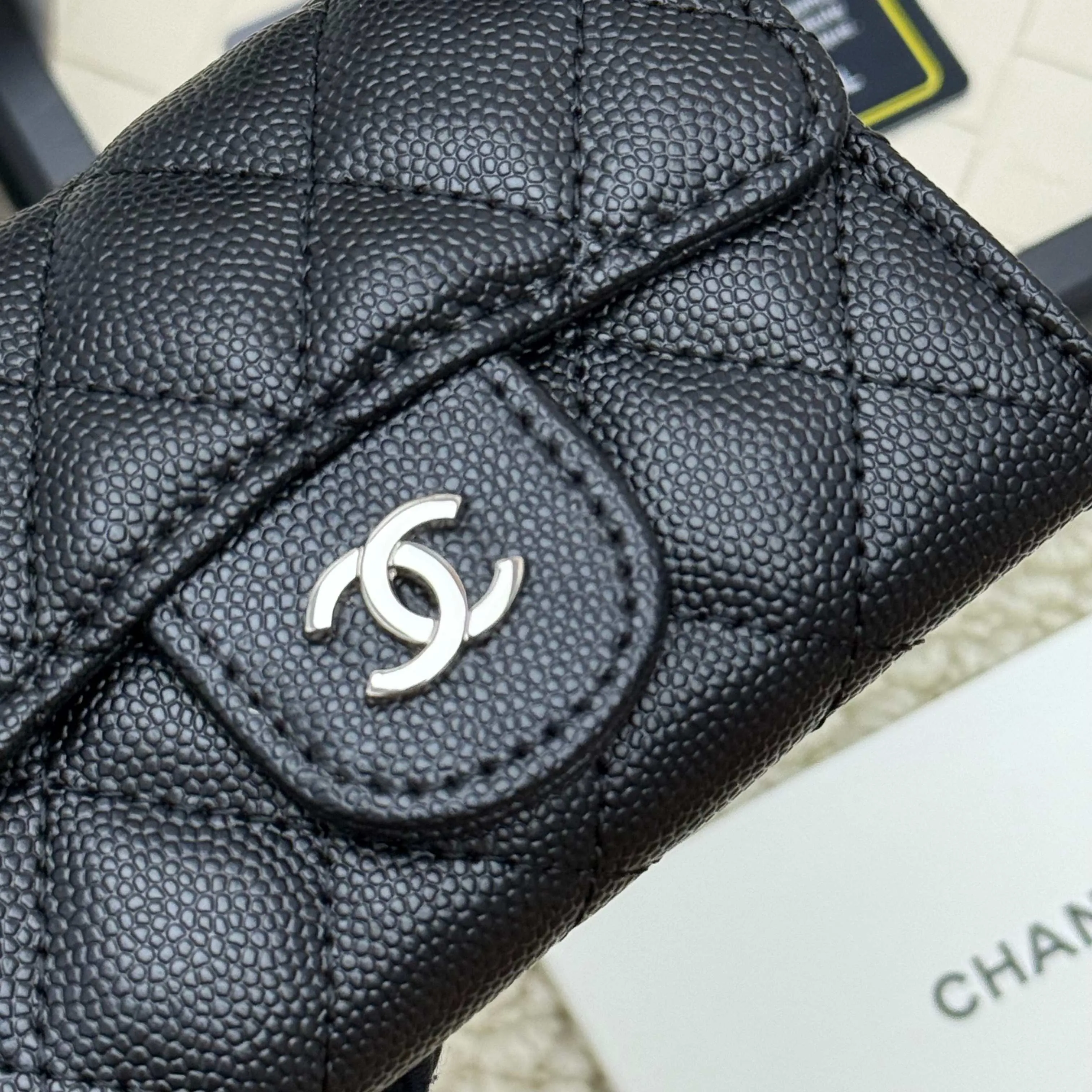 💰130 Chanel’s new product🍃card holder has arrived🍃. This card holder is more practical with an inner zipper😘The details are so beautiful, model number P468, size 11*8.5*3cm.