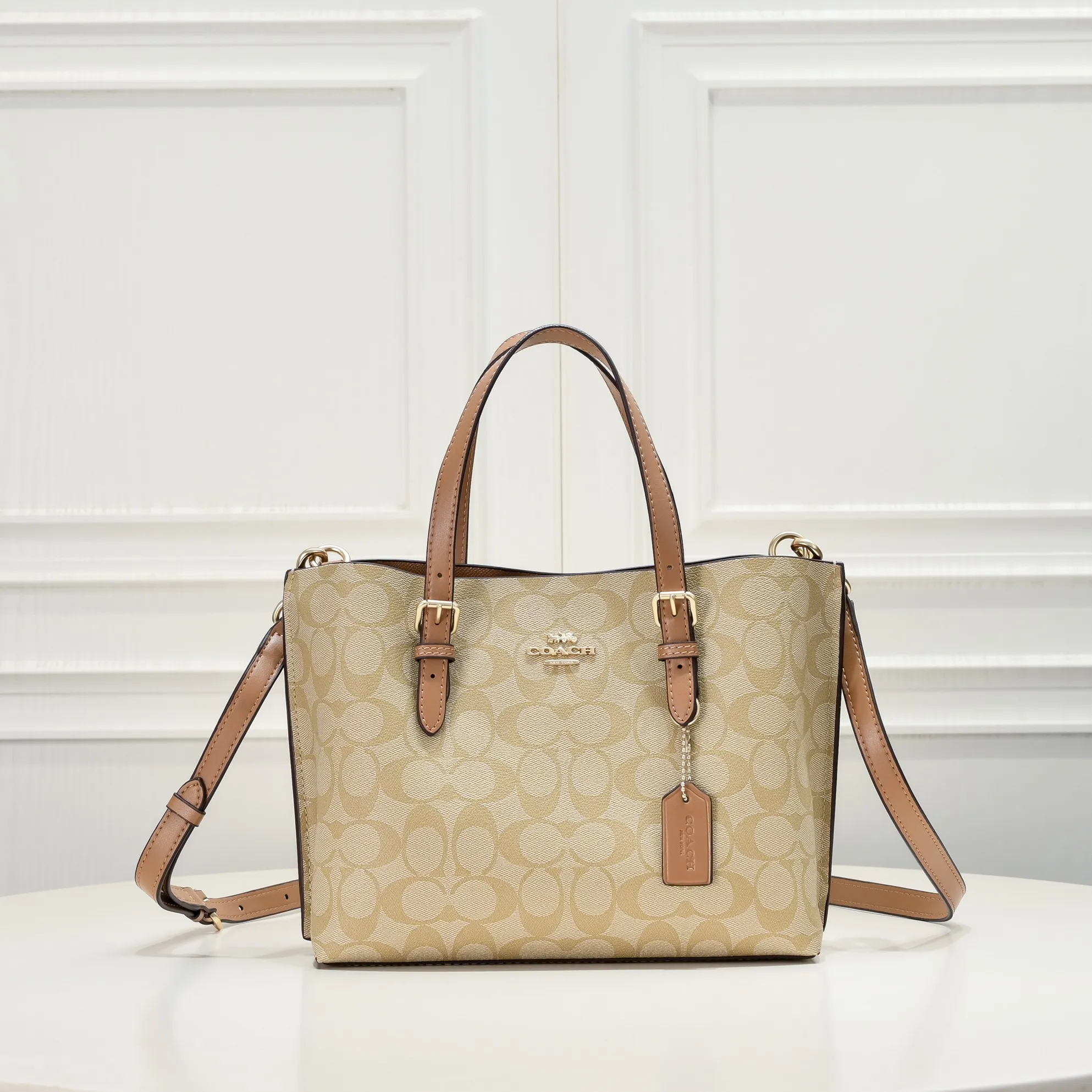P340 [Top original order] Coach's new Mollie tote tote bag, small size c4250. Small tote bags are very popular recently~ It has a tote shape and is very delicate and compact. The presbyopic color is particularly classic, and the compartment has a zipper, which is very practical! Size:25*19*12cm