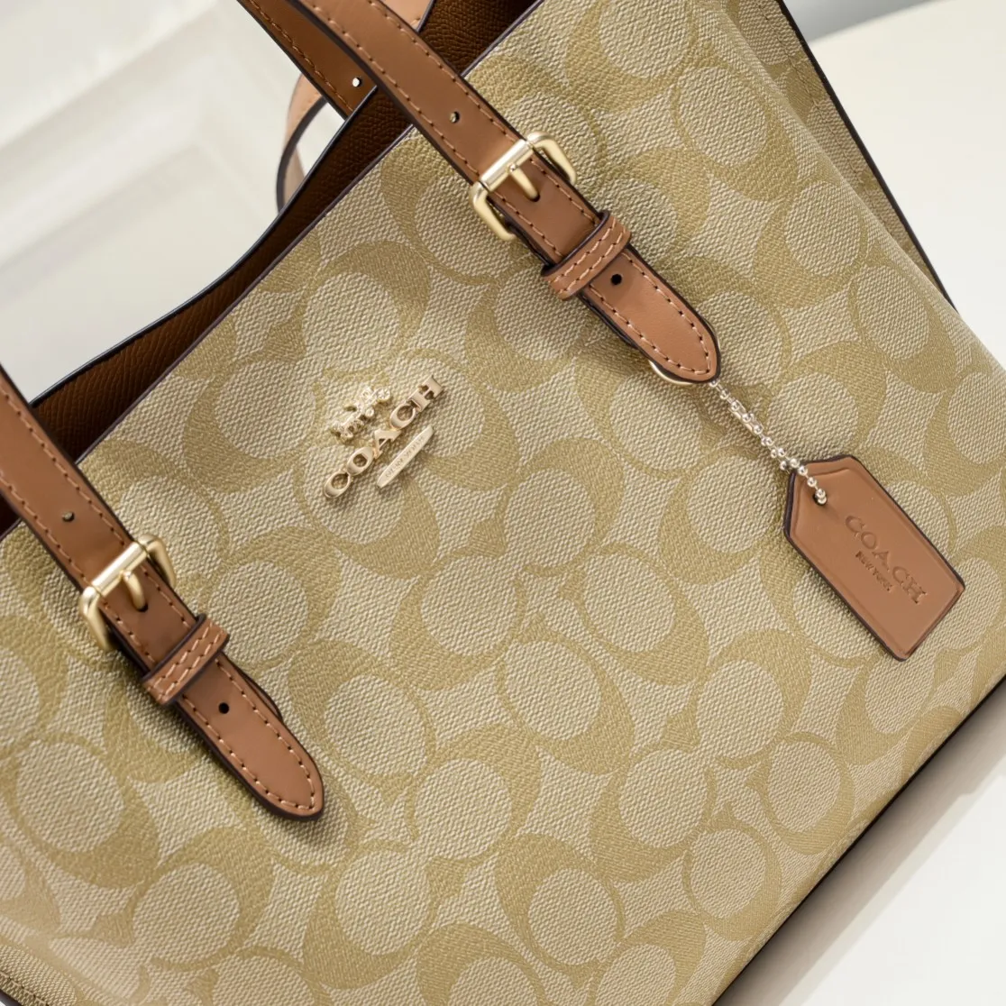 P340 [Top original order] Coach's new Mollie tote tote bag, small size c4250. Small tote bags are very popular recently~ It has a tote shape and is very delicate and compact. The presbyopic color is particularly classic, and the compartment has a zipper, which is very practical! Size:25*19*12cm