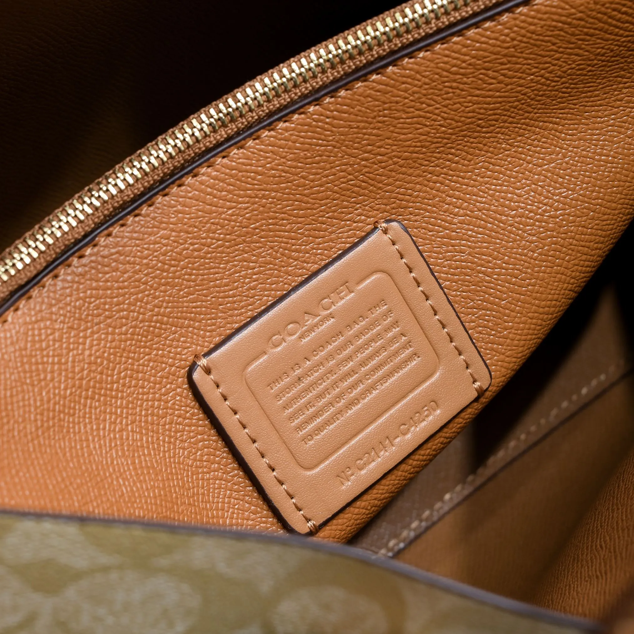 P340 [Top original order] Coach's new Mollie tote tote bag, small size c4250. Small tote bags are very popular recently~ It has a tote shape and is very delicate and compact. The presbyopic color is particularly classic, and the compartment has a zipper, which is very practical! Size:25*19*12cm