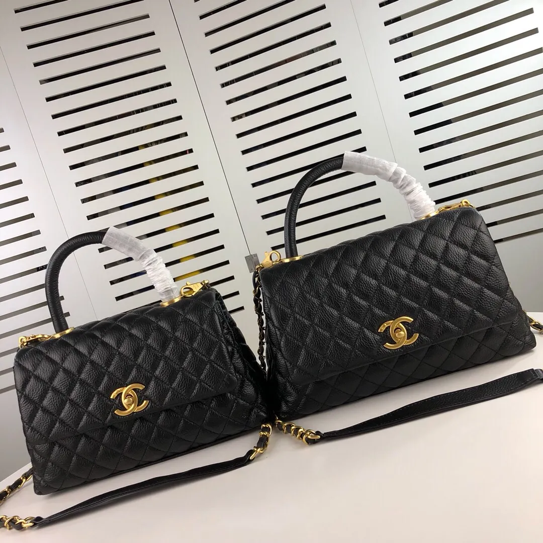 💰440￥Large black Chanel💥Unique design buckle flap bag that can be used as a shoulder or hand carry🙌Purchased imported first-layer cowhide🐂Pebbled grainⓂ️Unique material with upgraded version of fully imported gilt hardware💍💍💍Top Top-notch masters😜Purely handcrafted and meticulously crafted😏You can dress up with a high-end [Chanel] to make you graceful and radiant💃Forever fashionable Style number: 92992, size: 28*17*9,