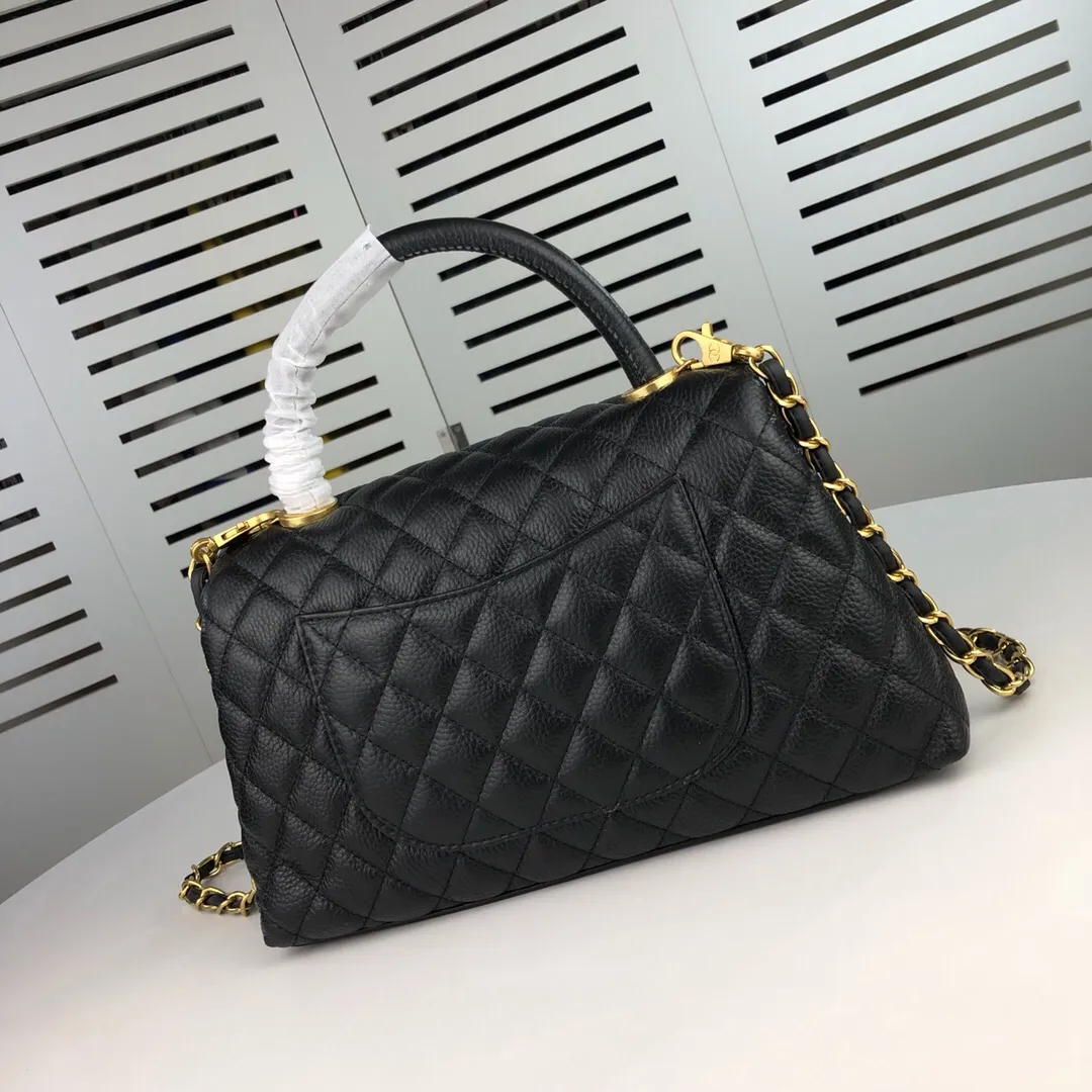 💰440￥Large black Chanel💥Unique design buckle flap bag that can be used as a shoulder or hand carry🙌Purchased imported first-layer cowhide🐂Pebbled grainⓂ️Unique material with upgraded version of fully imported gilt hardware💍💍💍Top Top-notch masters😜Purely handcrafted and meticulously crafted😏You can dress up with a high-end [Chanel] to make you graceful and radiant💃Forever fashionable Style number: 92992, size: 28*17*9,