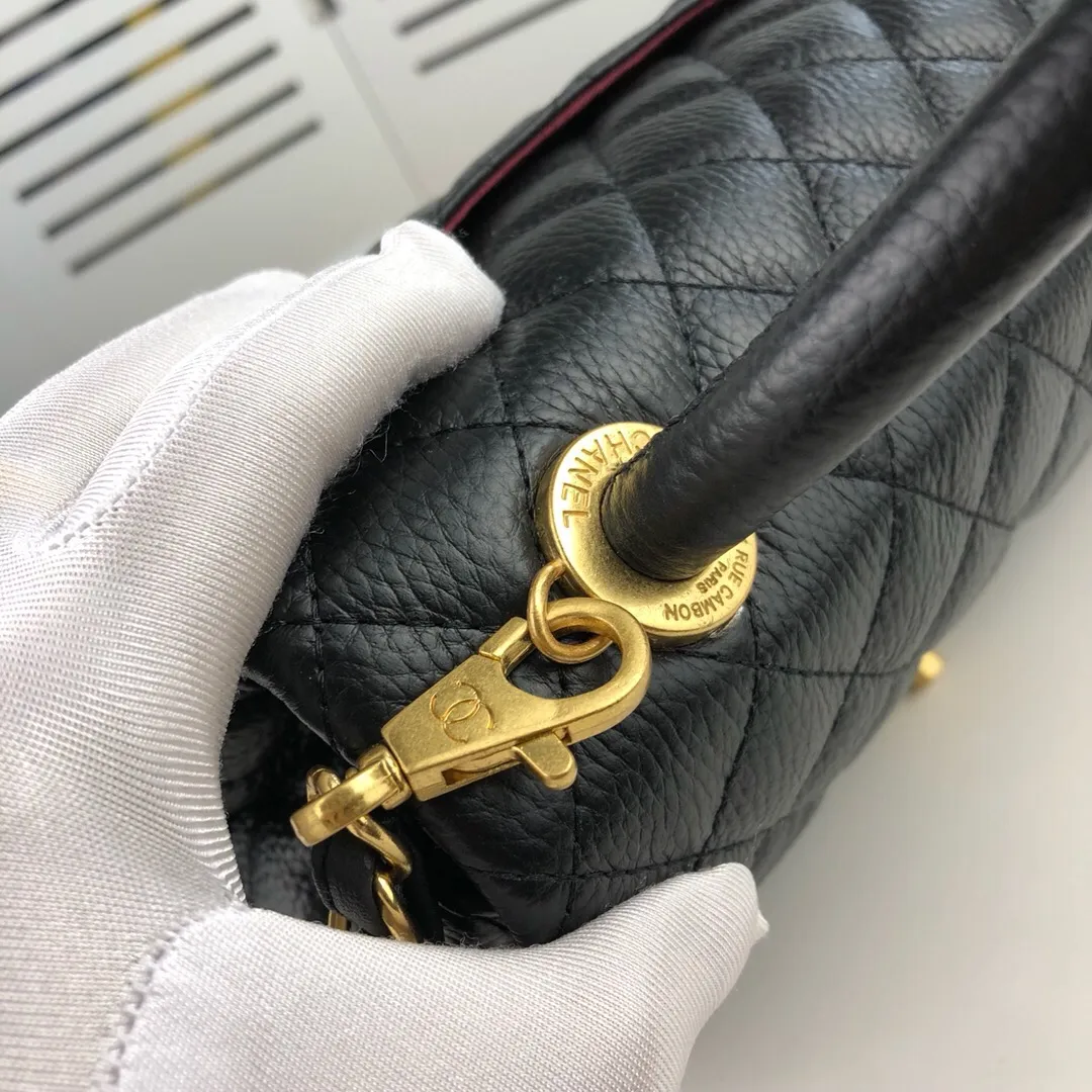 💰440￥Large black Chanel💥Unique design buckle flap bag that can be used as a shoulder or hand carry🙌Purchased imported first-layer cowhide🐂Pebbled grainⓂ️Unique material with upgraded version of fully imported gilt hardware💍💍💍Top Top-notch masters😜Purely handcrafted and meticulously crafted😏You can dress up with a high-end [Chanel] to make you graceful and radiant💃Forever fashionable Style number: 92992, size: 28*17*9,