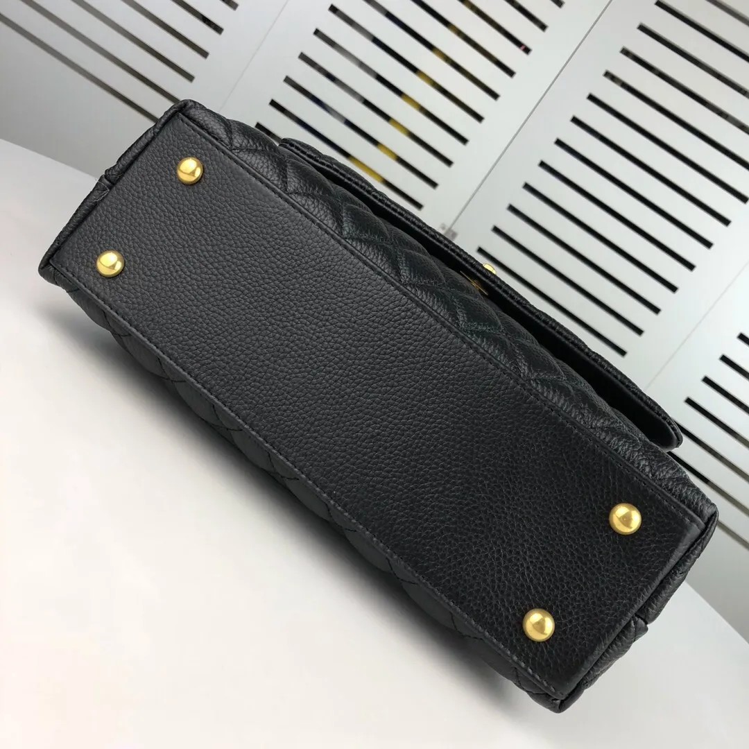 💰440￥Large black Chanel💥Unique design buckle flap bag that can be used as a shoulder or hand carry🙌Purchased imported first-layer cowhide🐂Pebbled grainⓂ️Unique material with upgraded version of fully imported gilt hardware💍💍💍Top Top-notch masters😜Purely handcrafted and meticulously crafted😏You can dress up with a high-end [Chanel] to make you graceful and radiant💃Forever fashionable Style number: 92992, size: 28*17*9,