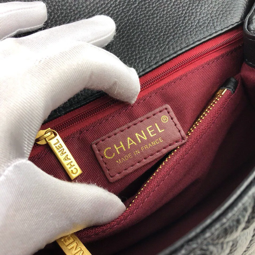 💰440￥Large black Chanel💥Unique design buckle flap bag that can be used as a shoulder or hand carry🙌Purchased imported first-layer cowhide🐂Pebbled grainⓂ️Unique material with upgraded version of fully imported gilt hardware💍💍💍Top Top-notch masters😜Purely handcrafted and meticulously crafted😏You can dress up with a high-end [Chanel] to make you graceful and radiant💃Forever fashionable Style number: 92992, size: 28*17*9,