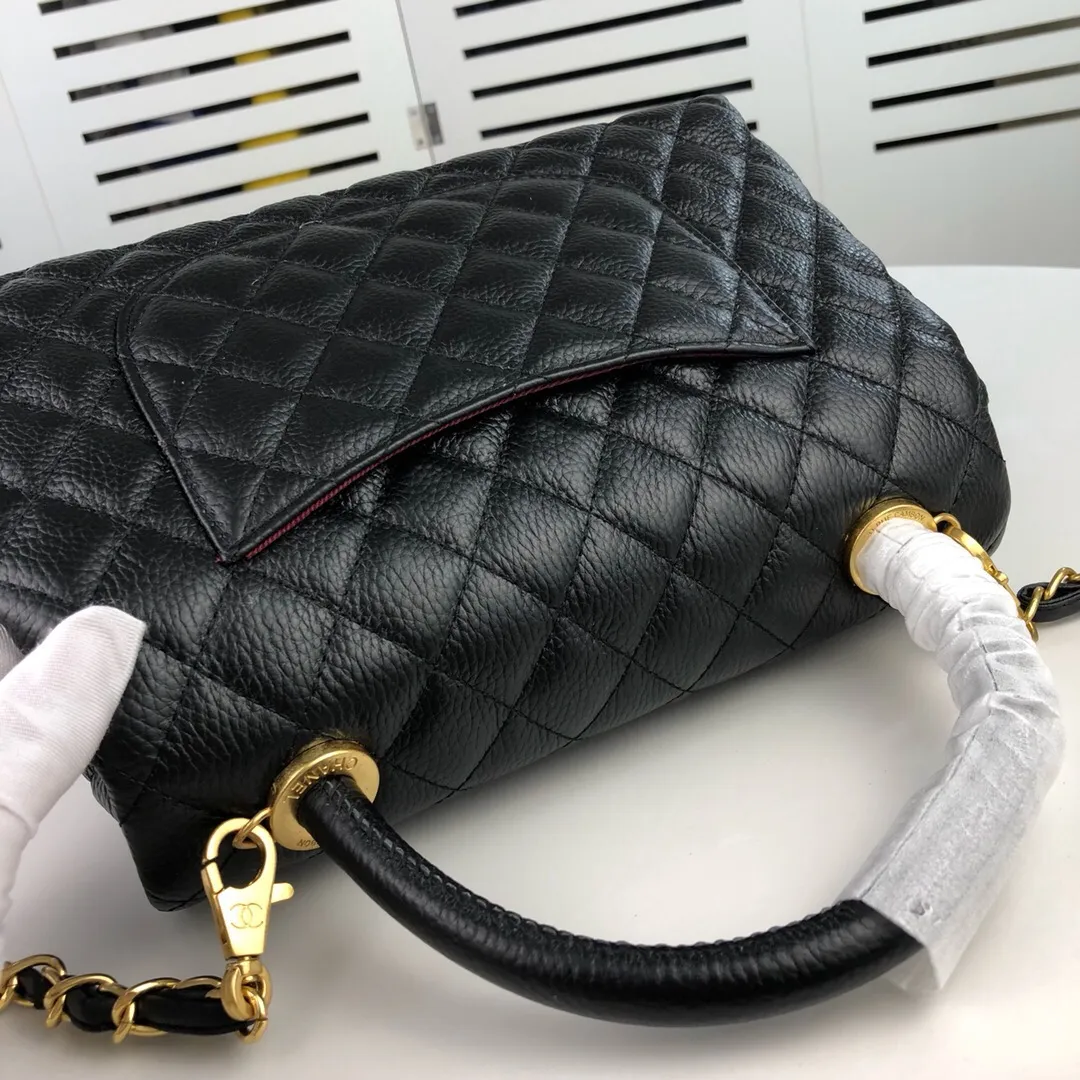 💰440￥Large black Chanel💥Unique design buckle flap bag that can be used as a shoulder or hand carry🙌Purchased imported first-layer cowhide🐂Pebbled grainⓂ️Unique material with upgraded version of fully imported gilt hardware💍💍💍Top Top-notch masters😜Purely handcrafted and meticulously crafted😏You can dress up with a high-end [Chanel] to make you graceful and radiant💃Forever fashionable Style number: 92992, size: 28*17*9,