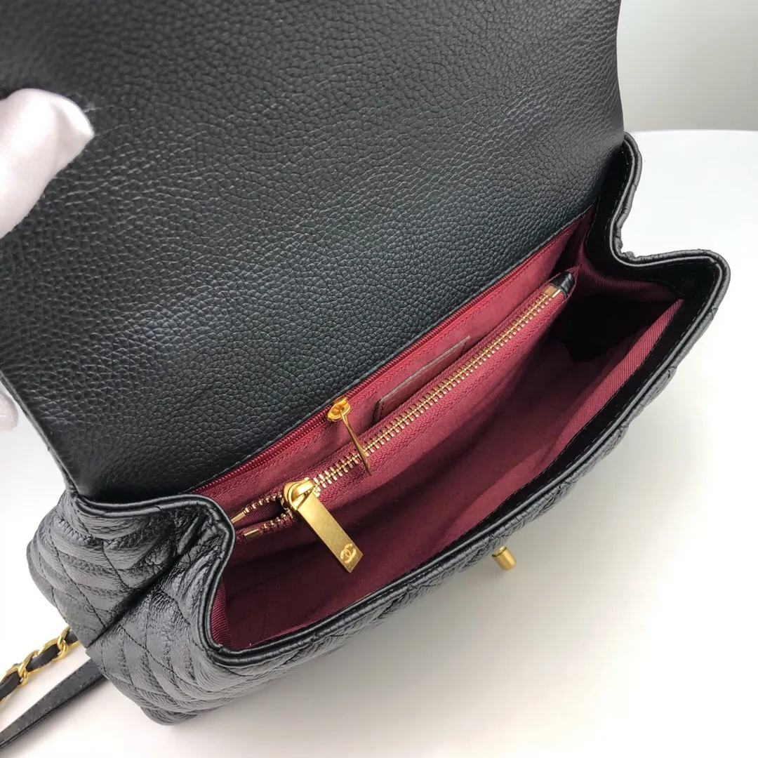 💰440￥Large black Chanel💥Unique design buckle flap bag that can be used as a shoulder or hand carry🙌Purchased imported first-layer cowhide🐂Pebbled grainⓂ️Unique material with upgraded version of fully imported gilt hardware💍💍💍Top Top-notch masters😜Purely handcrafted and meticulously crafted😏You can dress up with a high-end [Chanel] to make you graceful and radiant💃Forever fashionable Style number: 92992, size: 28*17*9,