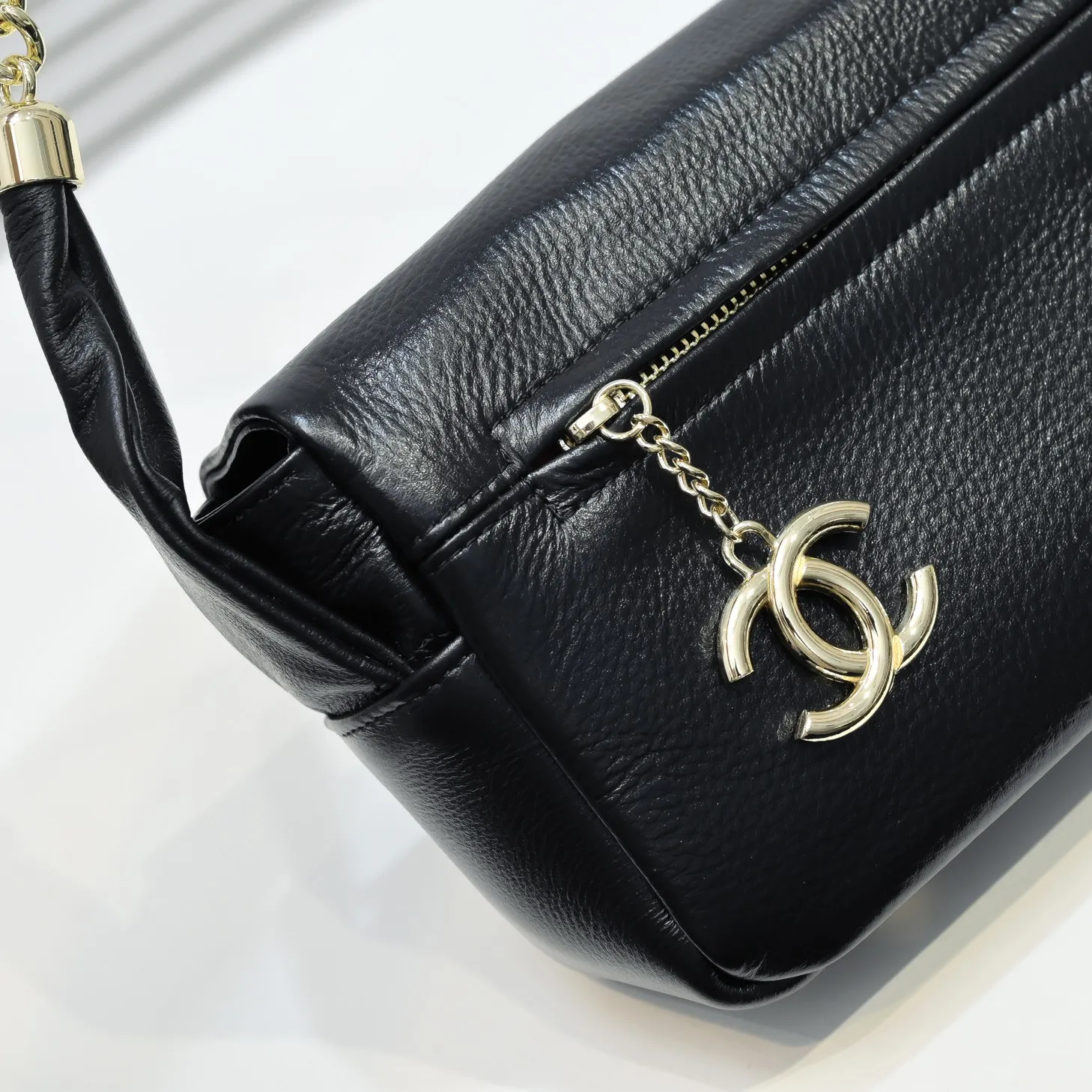 💰400￥Xiaohongshu hot model👜Chanel Chanel👑Xiaoxiang second-hand armpit bag Summer niche design 💼First-layer cowhide🐂Chain shoulder baguette bag A must-have for fashionable women👜❤️🤼❤️❤️ Size: 25/14/6 Style number: 81136