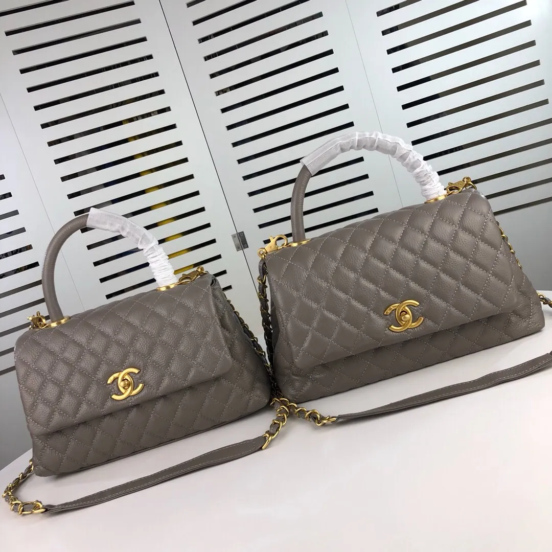 💰440￥Large gray Chanel💥Unique design buckle flap bag that can be used as a shoulder or hand carry🙌Purchased imported first-layer cowhide🐂Pebbled grainⓂ️Unique material with upgraded version of fully imported gilt hardware💍💍💍Top Top-notch masters😜Purely handcrafted and meticulously crafted😏You can dress up with a high-end [Chanel] to make you graceful and radiant💃Forever fashionable Style number: 92992, size: 28*17*9,