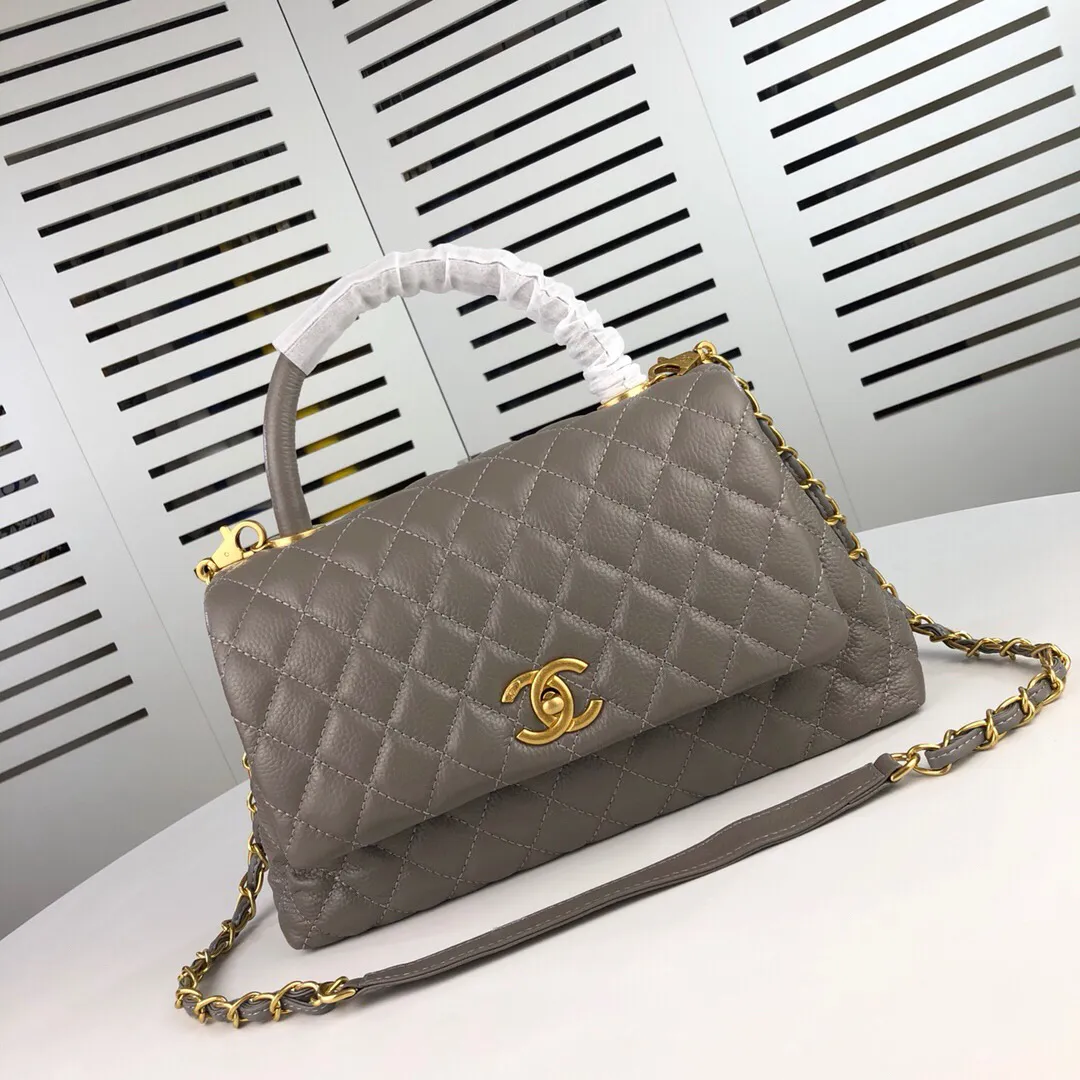 💰440￥Large gray Chanel💥Unique design buckle flap bag that can be used as a shoulder or hand carry🙌Purchased imported first-layer cowhide🐂Pebbled grainⓂ️Unique material with upgraded version of fully imported gilt hardware💍💍💍Top Top-notch masters😜Purely handcrafted and meticulously crafted😏You can dress up with a high-end [Chanel] to make you graceful and radiant💃Forever fashionable Style number: 92992, size: 28*17*9,