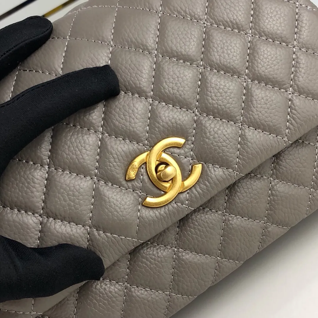 💰440￥Large gray Chanel💥Unique design buckle flap bag that can be used as a shoulder or hand carry🙌Purchased imported first-layer cowhide🐂Pebbled grainⓂ️Unique material with upgraded version of fully imported gilt hardware💍💍💍Top Top-notch masters😜Purely handcrafted and meticulously crafted😏You can dress up with a high-end [Chanel] to make you graceful and radiant💃Forever fashionable Style number: 92992, size: 28*17*9,