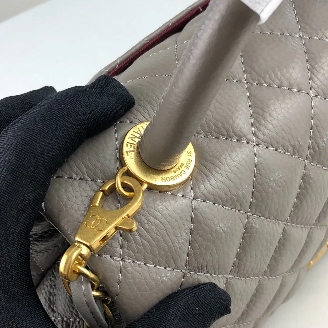 💰440￥Large gray Chanel💥Unique design buckle flap bag that can be used as a shoulder or hand carry🙌Purchased imported first-layer cowhide🐂Pebbled grainⓂ️Unique material with upgraded version of fully imported gilt hardware💍💍💍Top Top-notch masters😜Purely handcrafted and meticulously crafted😏You can dress up with a high-end [Chanel] to make you graceful and radiant💃Forever fashionable Style number: 92992, size: 28*17*9,