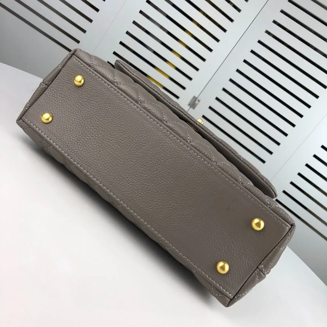 💰440￥Large gray Chanel💥Unique design buckle flap bag that can be used as a shoulder or hand carry🙌Purchased imported first-layer cowhide🐂Pebbled grainⓂ️Unique material with upgraded version of fully imported gilt hardware💍💍💍Top Top-notch masters😜Purely handcrafted and meticulously crafted😏You can dress up with a high-end [Chanel] to make you graceful and radiant💃Forever fashionable Style number: 92992, size: 28*17*9,