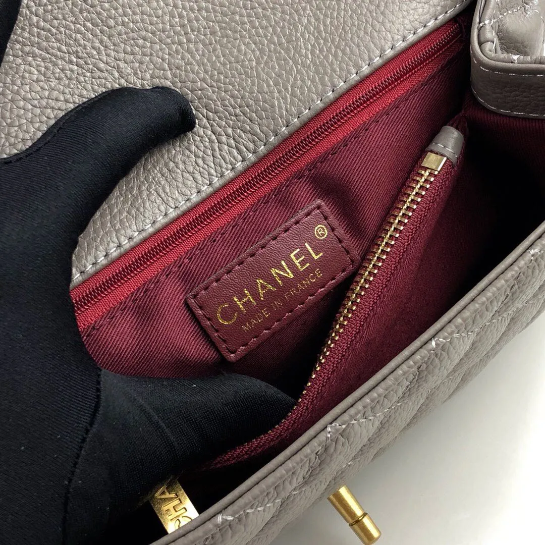 💰440￥Large gray Chanel💥Unique design buckle flap bag that can be used as a shoulder or hand carry🙌Purchased imported first-layer cowhide🐂Pebbled grainⓂ️Unique material with upgraded version of fully imported gilt hardware💍💍💍Top Top-notch masters😜Purely handcrafted and meticulously crafted😏You can dress up with a high-end [Chanel] to make you graceful and radiant💃Forever fashionable Style number: 92992, size: 28*17*9,