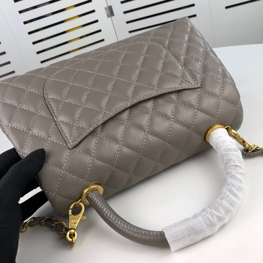💰440￥Large gray Chanel💥Unique design buckle flap bag that can be used as a shoulder or hand carry🙌Purchased imported first-layer cowhide🐂Pebbled grainⓂ️Unique material with upgraded version of fully imported gilt hardware💍💍💍Top Top-notch masters😜Purely handcrafted and meticulously crafted😏You can dress up with a high-end [Chanel] to make you graceful and radiant💃Forever fashionable Style number: 92992, size: 28*17*9,