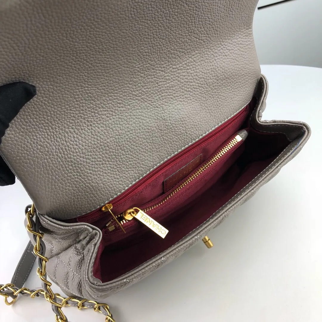 💰440￥Large gray Chanel💥Unique design buckle flap bag that can be used as a shoulder or hand carry🙌Purchased imported first-layer cowhide🐂Pebbled grainⓂ️Unique material with upgraded version of fully imported gilt hardware💍💍💍Top Top-notch masters😜Purely handcrafted and meticulously crafted😏You can dress up with a high-end [Chanel] to make you graceful and radiant💃Forever fashionable Style number: 92992, size: 28*17*9,