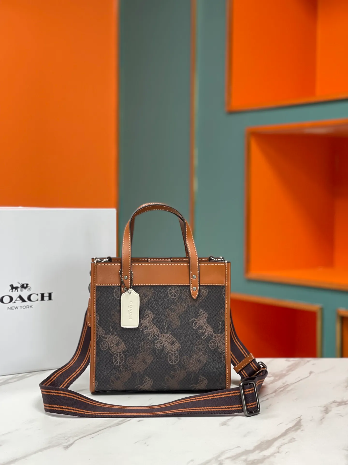 Top original order batch 420💰coach/Coach new counter new color model number CM708. Coach Field Tote 22 Classic C logo series tote, simple yet high-end. Square and square. It looks cute and cute. It can be carried in the hand, on the shoulder, or cross-body. It is versatile and practical. It is super popular ~ the favorite of petite girls~ Size: 22*21*12 cm,