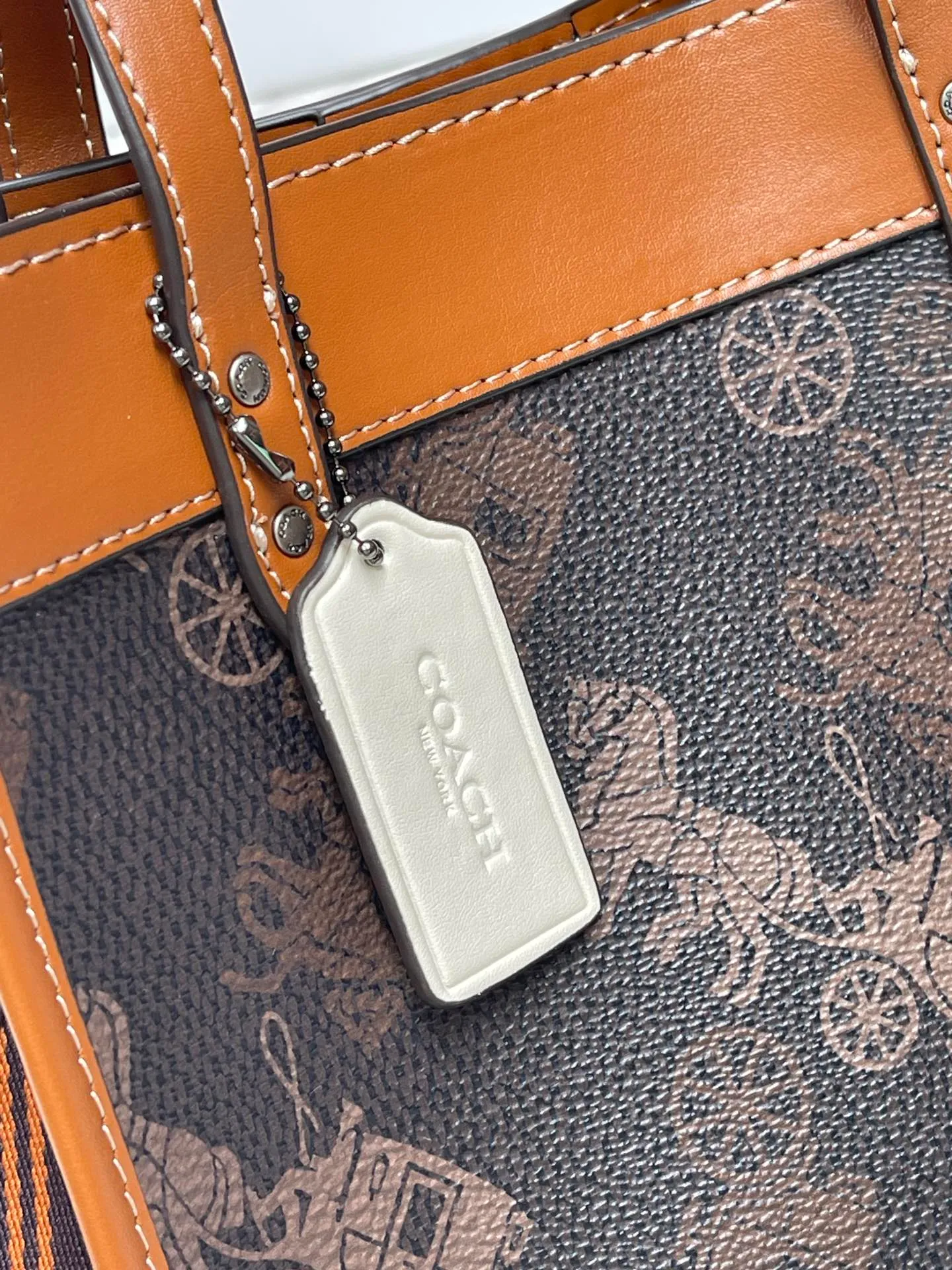 Top original order batch 420💰coach/Coach new counter new color model number CM708. Coach Field Tote 22 Classic C logo series tote, simple yet high-end. Square and square. It looks cute and cute. It can be carried in the hand, on the shoulder, or cross-body. It is versatile and practical. It is super popular ~ the favorite of petite girls~ Size: 22*21*12 cm,