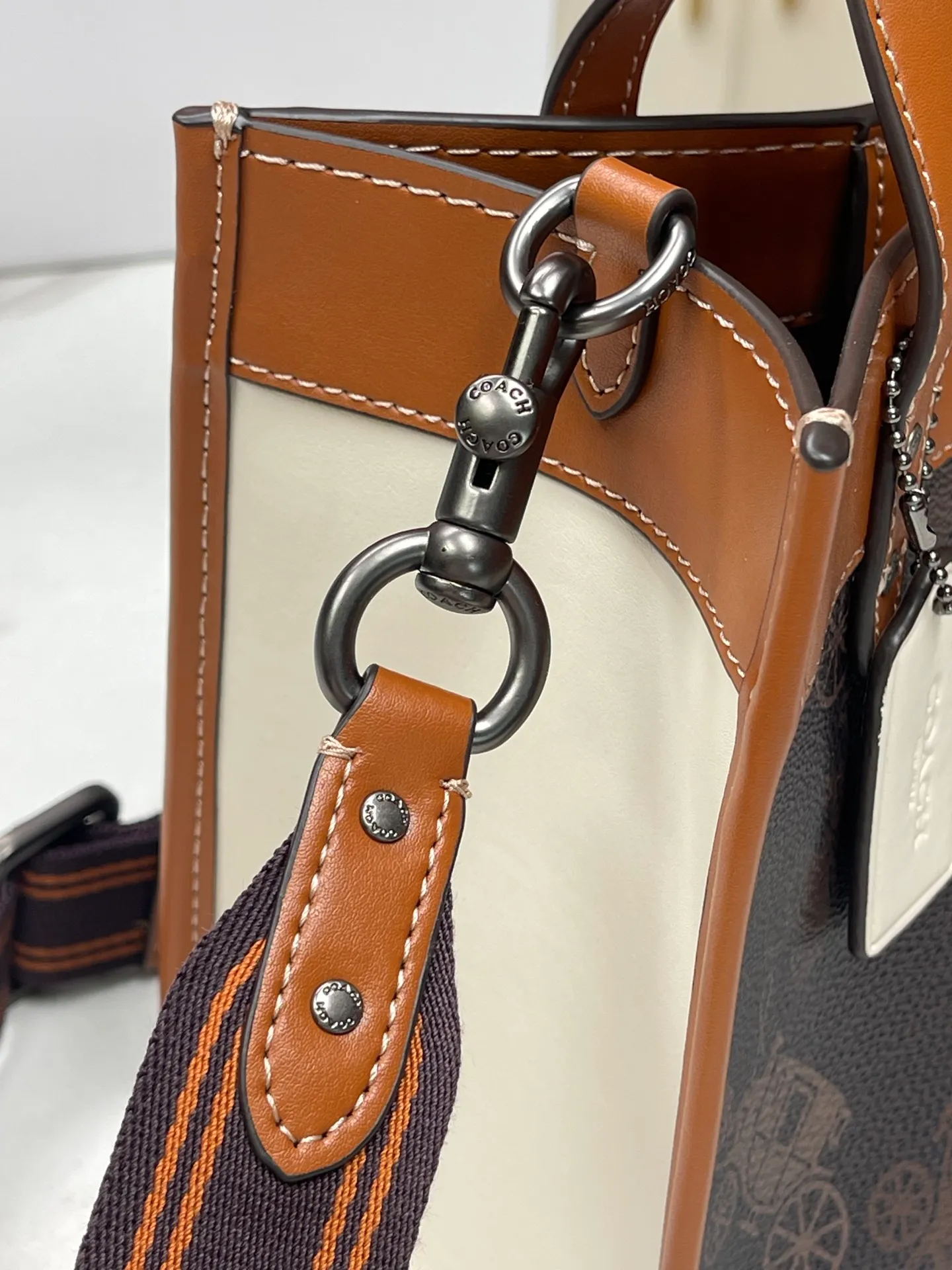 Top original order batch 420💰coach/Coach new counter new color model number CM708. Coach Field Tote 22 Classic C logo series tote, simple yet high-end. Square and square. It looks cute and cute. It can be carried in the hand, on the shoulder, or cross-body. It is versatile and practical. It is super popular ~ the favorite of petite girls~ Size: 22*21*12 cm,