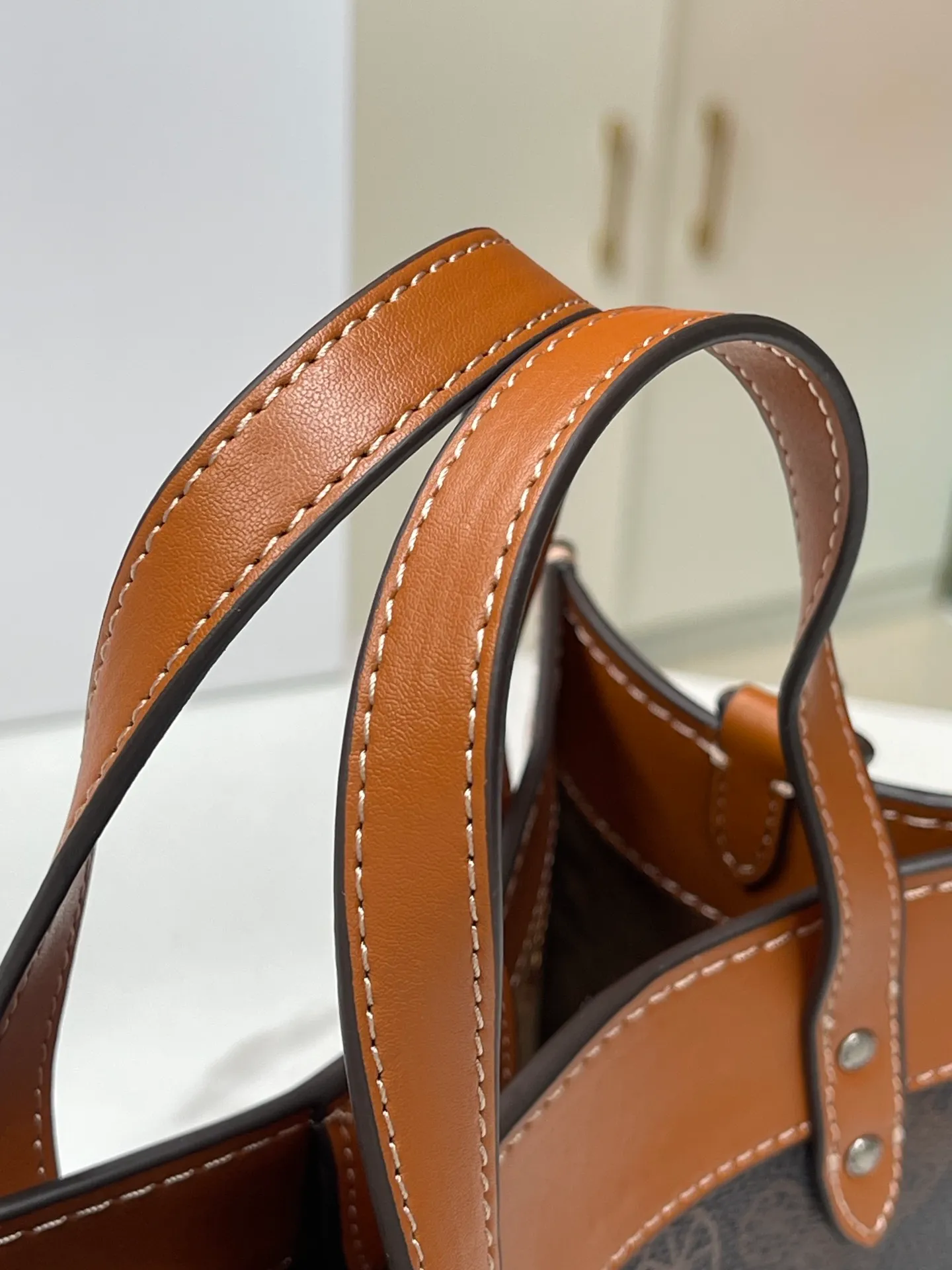 Top original order batch 420💰coach/Coach new counter new color model number CM708. Coach Field Tote 22 Classic C logo series tote, simple yet high-end. Square and square. It looks cute and cute. It can be carried in the hand, on the shoulder, or cross-body. It is versatile and practical. It is super popular ~ the favorite of petite girls~ Size: 22*21*12 cm,