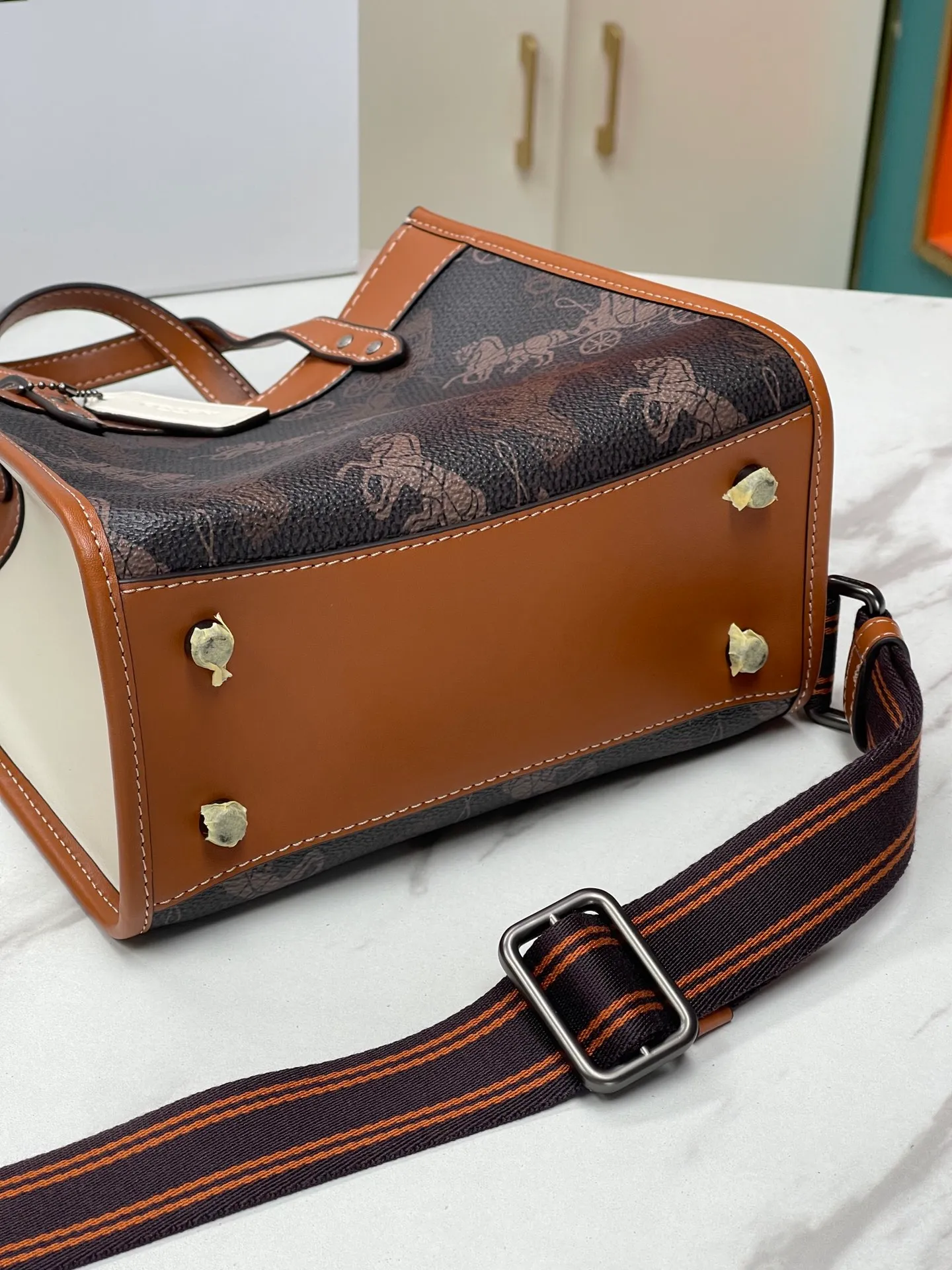 Top original order batch 420💰coach/Coach new counter new color model number CM708. Coach Field Tote 22 Classic C logo series tote, simple yet high-end. Square and square. It looks cute and cute. It can be carried in the hand, on the shoulder, or cross-body. It is versatile and practical. It is super popular ~ the favorite of petite girls~ Size: 22*21*12 cm,