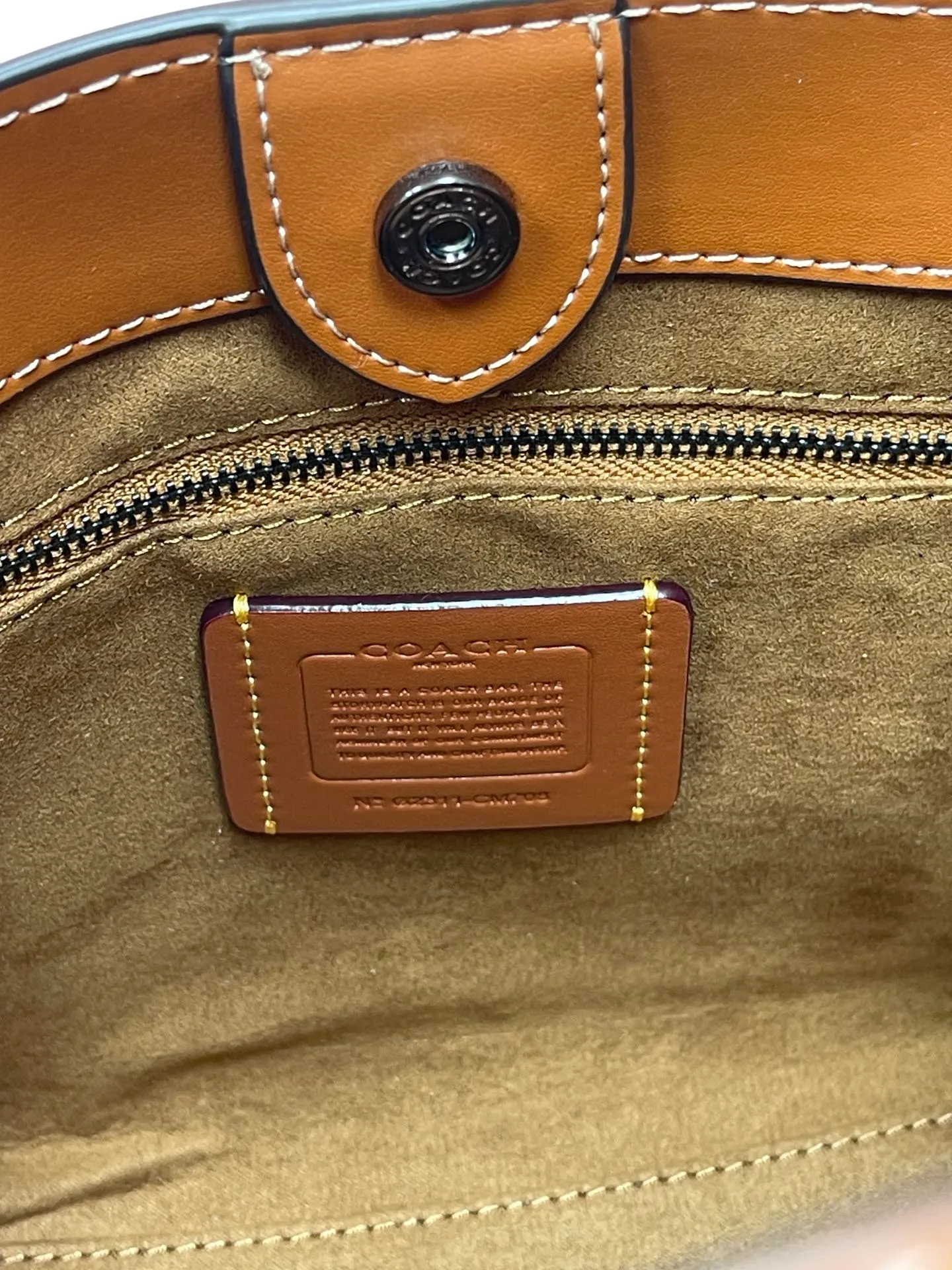 Top original order batch 420💰coach/Coach new counter new color model number CM708. Coach Field Tote 22 Classic C logo series tote, simple yet high-end. Square and square. It looks cute and cute. It can be carried in the hand, on the shoulder, or cross-body. It is versatile and practical. It is super popular ~ the favorite of petite girls~ Size: 22*21*12 cm,