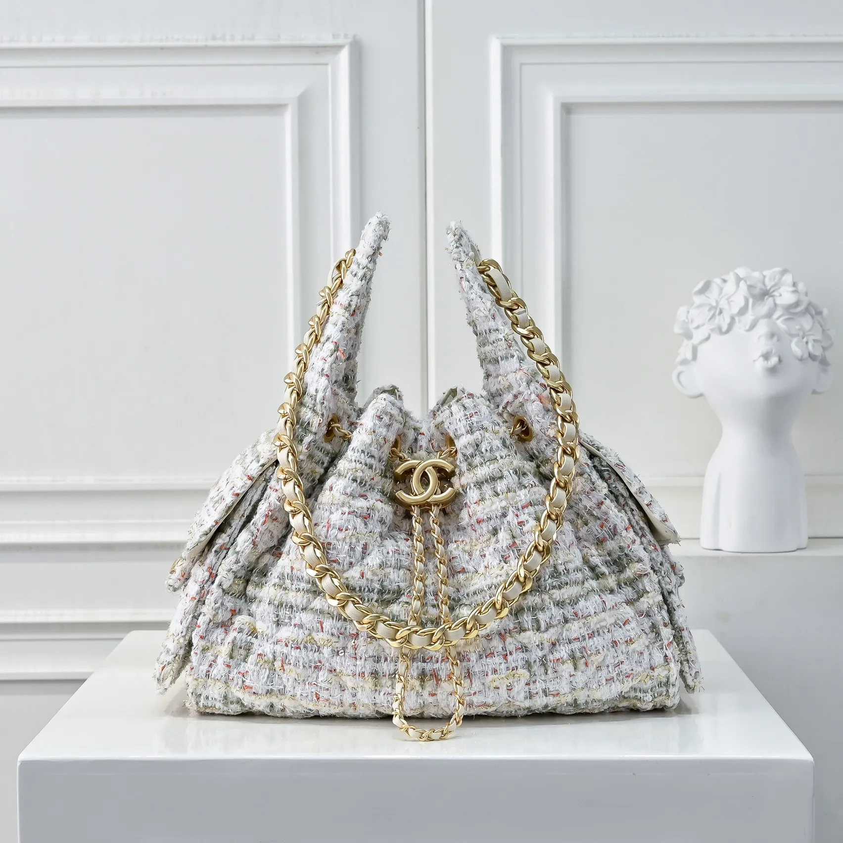 💰500￥Upgraded version of chanel 25c bag Wang Mao Ni hobo armpit bag hippie armpit bag small retro gold coin button drawstring bucket bag + rhombus pattern + retro black gold classic chain design, full of high-end sense! A must-have for daily travel, with exquisite appearance and delicate texture, it can be easily worn in both casual and formal occasions. Size: 30x26x14cm Style No.: 7071 Material: Off-white Mao Ni