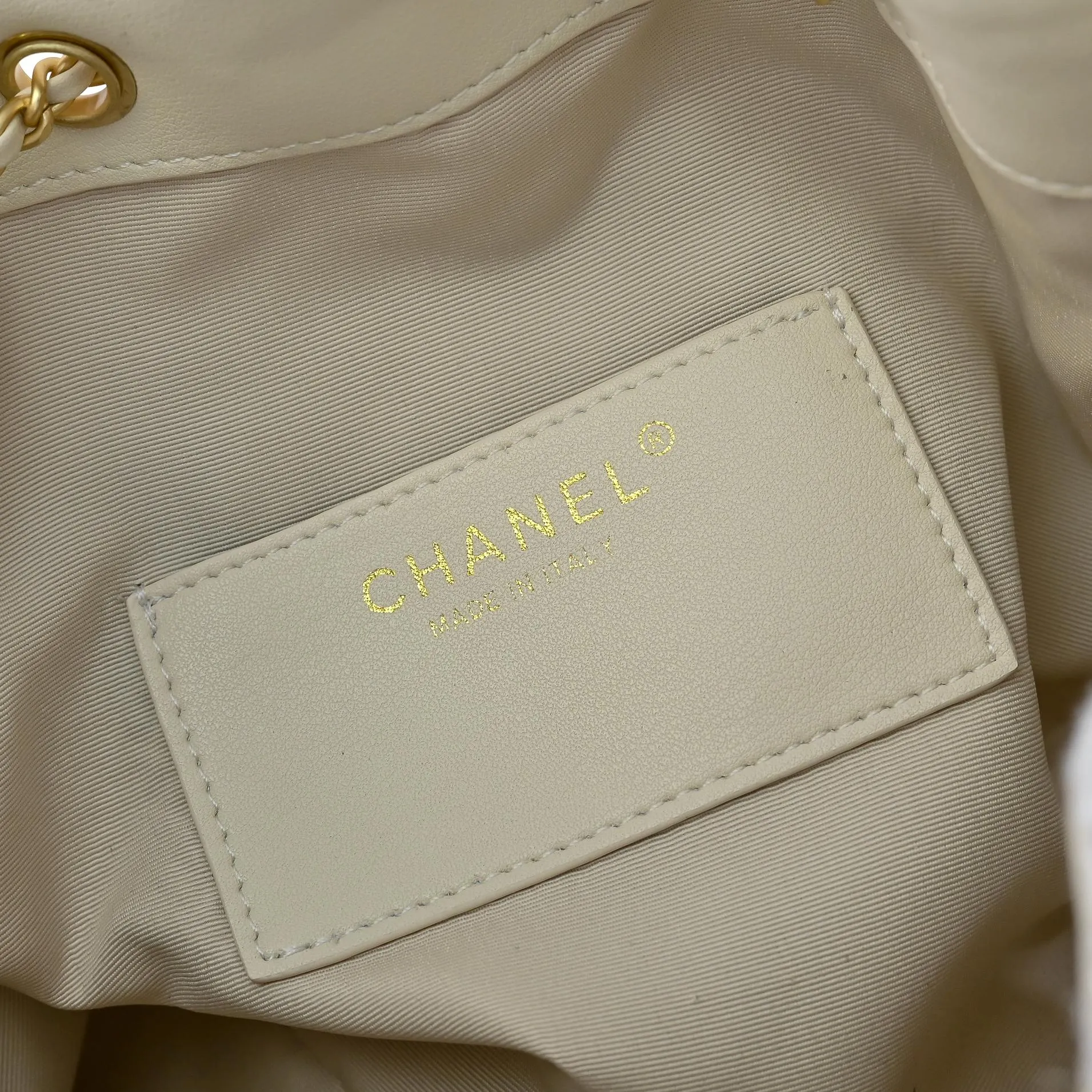💰500￥Upgraded version of chanel 25c bag Wang Mao Ni hobo armpit bag hippie armpit bag small retro gold coin button drawstring bucket bag + rhombus pattern + retro black gold classic chain design, full of high-end sense! A must-have for daily travel, with exquisite appearance and delicate texture, it can be easily worn in both casual and formal occasions. Size: 30x26x14cm Style No.: 7071 Material: Off-white Mao Ni