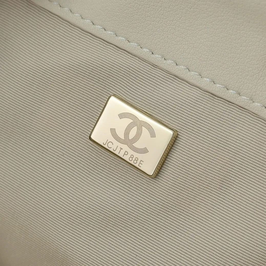 💰500￥Upgraded version of chanel 25c bag Wang Mao Ni hobo armpit bag hippie armpit bag small retro gold coin button drawstring bucket bag + rhombus pattern + retro black gold classic chain design, full of high-end sense! A must-have for daily travel, with exquisite appearance and delicate texture, it can be easily worn in both casual and formal occasions. Size: 30x26x14cm Style No.: 7071 Material: Off-white Mao Ni