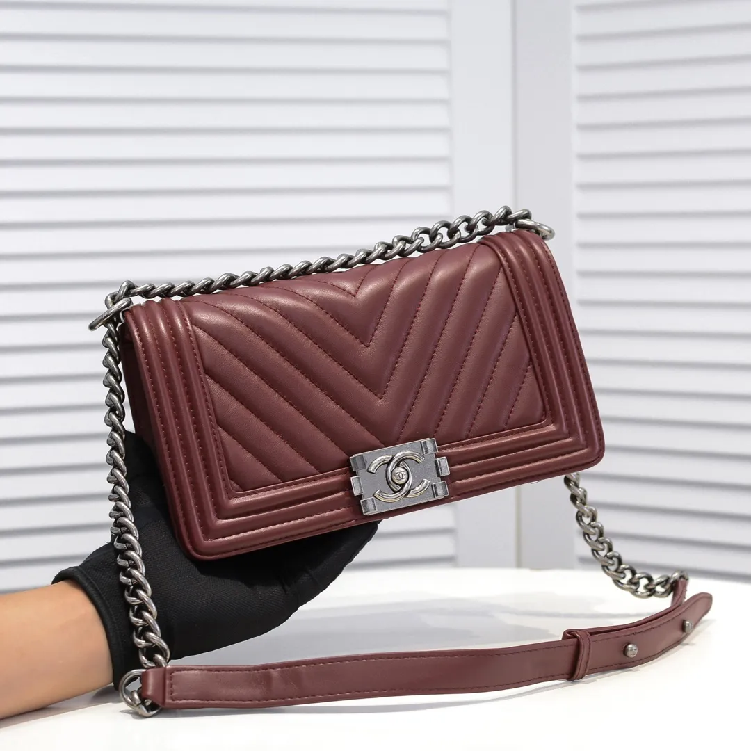 💰420￥ (Full sheepskin with original hardware) [Smile] Chanel Chanel 👑 Lambskin [Lightning] Thickened electroplated hardware accessories 🌈 The workmanship is comparable to the original order 💪 The bottom can be pinched and rebounded without trace, absolutely spot-on and real-life, fashionable and durable 💪💪 High-end quality, no pressure in and out of the drill cabinet 💏, size 25*15*8cm, style number: 67086V grid