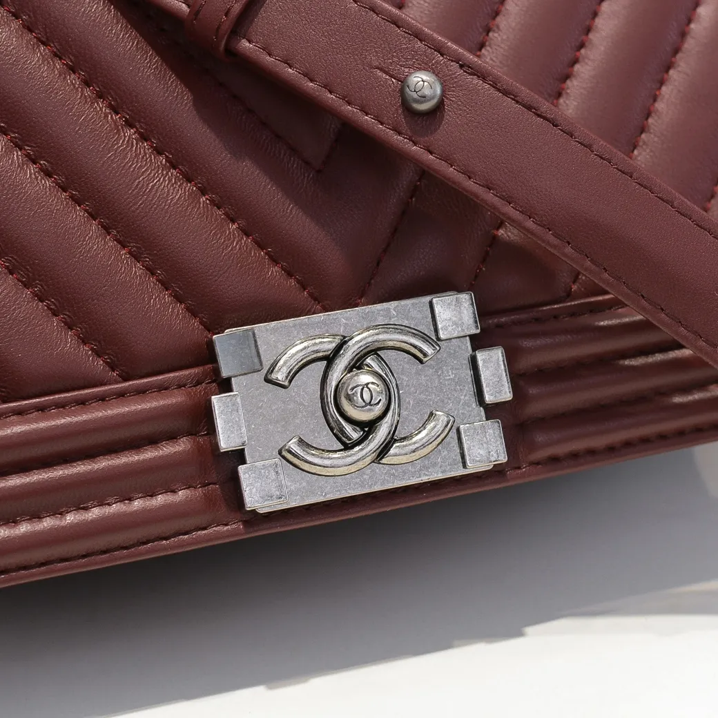 💰420￥ (Full sheepskin with original hardware) [Smile] Chanel Chanel 👑 Lambskin [Lightning] Thickened electroplated hardware accessories 🌈 The workmanship is comparable to the original order 💪 The bottom can be pinched and rebounded without trace, absolutely spot-on and real-life, fashionable and durable 💪💪 High-end quality, no pressure in and out of the drill cabinet 💏, size 25*15*8cm, style number: 67086V grid