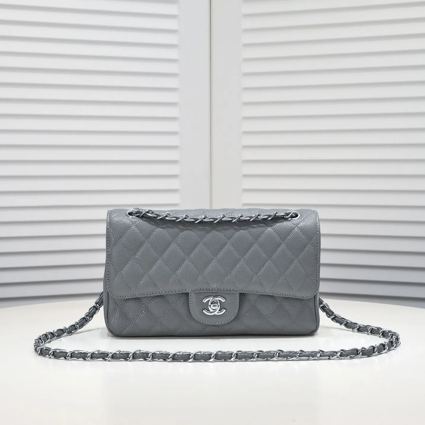 💰400￥Gray Chanel,...Palace-level poison👏...Original overseas factory CF2.55...😱 Absolutely the top-notch caviar ball-grain cowhide you have never seen...✨Real K gold➰Gold buckle✨👑 The line spacing is perfectly consistent. The side of the bag is perfectly streamlined👏..It must have such a texture to be perfect💋 Follow the 9-pin diamond pattern. The flip cover is smooth and seamless ☑️ Strong visual three-dimensional effect 🔱 The diamond pattern is full and delicate 💑 It is super smooth, soft and comfortable to use 👒 CF is a must-have for girls. Size: 25.5*16*6.5cm. Style number: 1112 ball pattern
