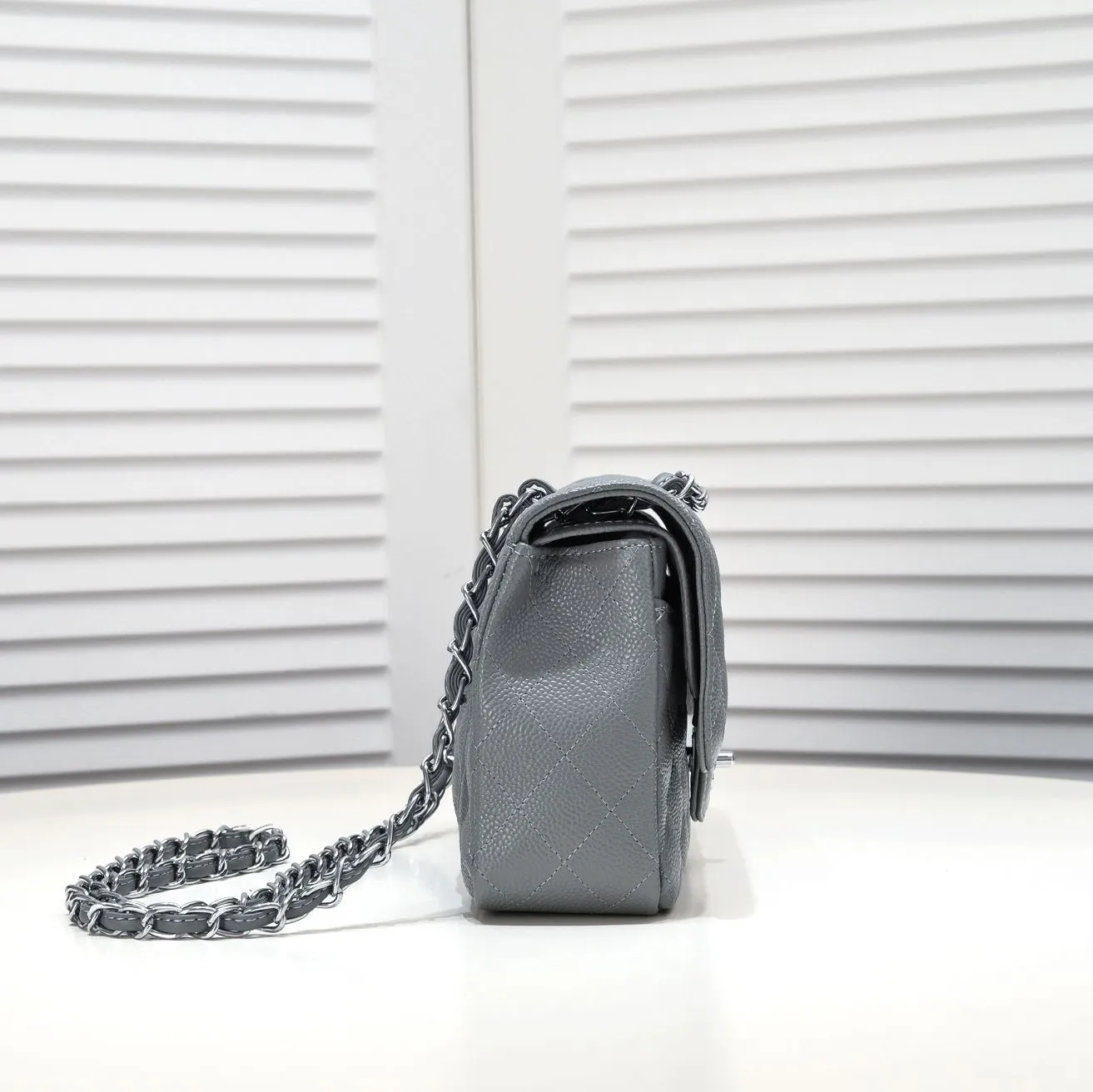 💰400￥Gray Chanel,...Palace-level poison👏...Original overseas factory CF2.55...😱 Absolutely the top-notch caviar ball-grain cowhide you have never seen...✨Real K gold➰Gold buckle✨👑 The line spacing is perfectly consistent. The side of the bag is perfectly streamlined👏..It must have such a texture to be perfect💋 Follow the 9-pin diamond pattern. The flip cover is smooth and seamless ☑️ Strong visual three-dimensional effect 🔱 The diamond pattern is full and delicate 💑 It is super smooth, soft and comfortable to use 👒 CF is a must-have for girls. Size: 25.5*16*6.5cm. Style number: 1112 ball pattern