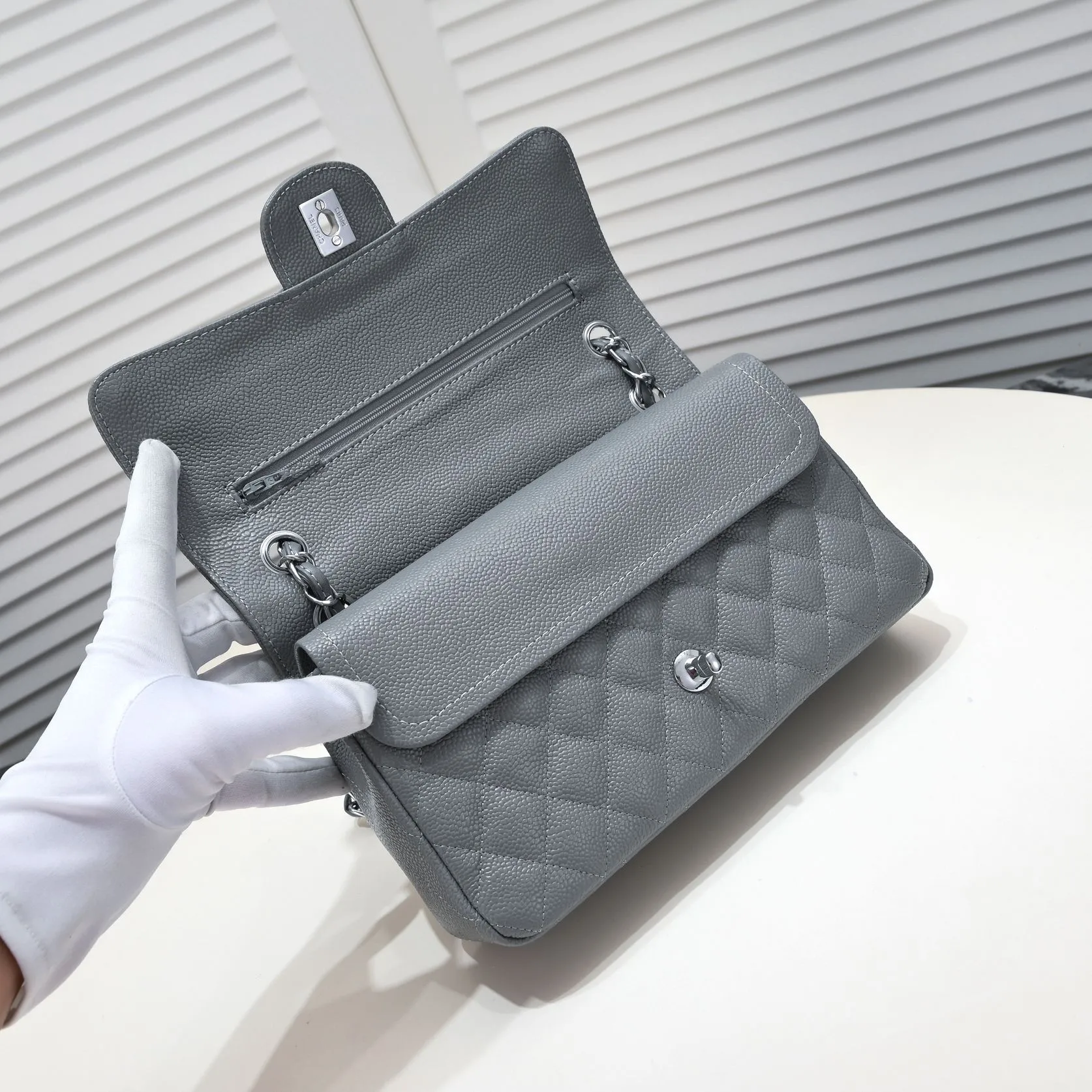 💰400￥Gray Chanel,...Palace-level poison👏...Original overseas factory CF2.55...😱 Absolutely the top-notch caviar ball-grain cowhide you have never seen...✨Real K gold➰Gold buckle✨👑 The line spacing is perfectly consistent. The side of the bag is perfectly streamlined👏..It must have such a texture to be perfect💋 Follow the 9-pin diamond pattern. The flip cover is smooth and seamless ☑️ Strong visual three-dimensional effect 🔱 The diamond pattern is full and delicate 💑 It is super smooth, soft and comfortable to use 👒 CF is a must-have for girls. Size: 25.5*16*6.5cm. Style number: 1112 ball pattern