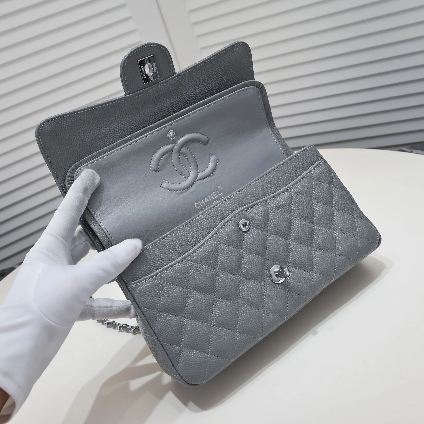 💰400￥Gray Chanel,...Palace-level poison👏...Original overseas factory CF2.55...😱 Absolutely the top-notch caviar ball-grain cowhide you have never seen...✨Real K gold➰Gold buckle✨👑 The line spacing is perfectly consistent. The side of the bag is perfectly streamlined👏..It must have such a texture to be perfect💋 Follow the 9-pin diamond pattern. The flip cover is smooth and seamless ☑️ Strong visual three-dimensional effect 🔱 The diamond pattern is full and delicate 💑 It is super smooth, soft and comfortable to use 👒 CF is a must-have for girls. Size: 25.5*16*6.5cm. Style number: 1112 ball pattern