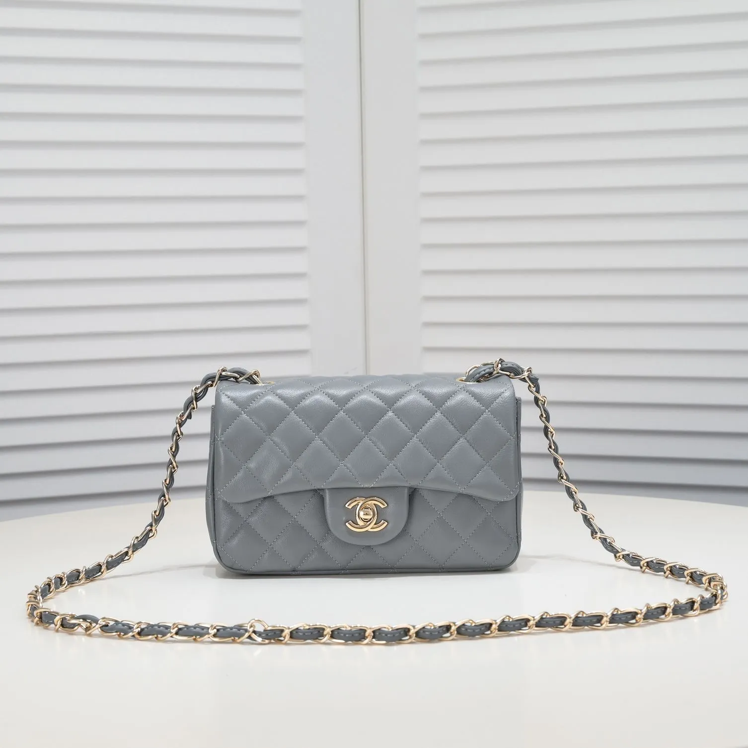 💰320￥Gray CF versatile lambskin🌹 Chanel💃🏻‼ ️Eternal classic style [shy] noble temperament💃🏻favorite of celebrities🌟soft leather and high-end👍counter hardware exquisite workmanship to reject flaws [strong] both dazzling and feminine 😝[strong] luxurious and durable🌟Size: 20*14*7cm Style number: 1116