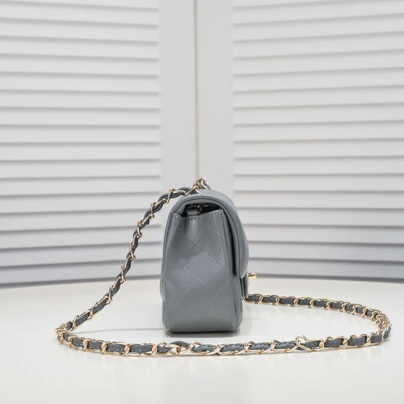 💰320￥Gray CF versatile lambskin🌹 Chanel💃🏻‼ ️Eternal classic style [shy] noble temperament💃🏻favorite of celebrities🌟soft leather and high-end👍counter hardware exquisite workmanship to reject flaws [strong] both dazzling and feminine 😝[strong] luxurious and durable🌟Size: 20*14*7cm Style number: 1116