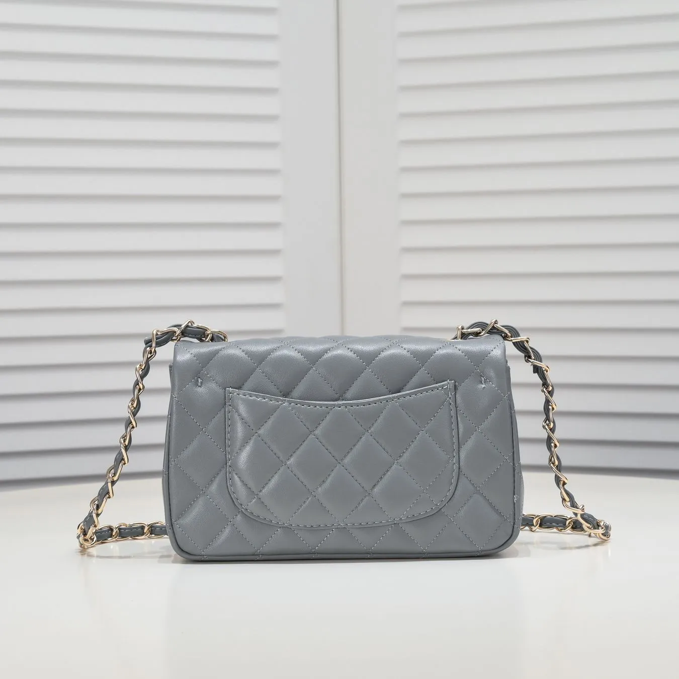 💰320￥Gray CF versatile lambskin🌹 Chanel💃🏻‼ ️Eternal classic style [shy] noble temperament💃🏻favorite of celebrities🌟soft leather and high-end👍counter hardware exquisite workmanship to reject flaws [strong] both dazzling and feminine 😝[strong] luxurious and durable🌟Size: 20*14*7cm Style number: 1116