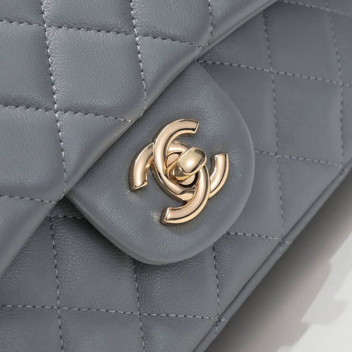 💰320￥Gray CF versatile lambskin🌹 Chanel💃🏻‼ ️Eternal classic style [shy] noble temperament💃🏻favorite of celebrities🌟soft leather and high-end👍counter hardware exquisite workmanship to reject flaws [strong] both dazzling and feminine 😝[strong] luxurious and durable🌟Size: 20*14*7cm Style number: 1116