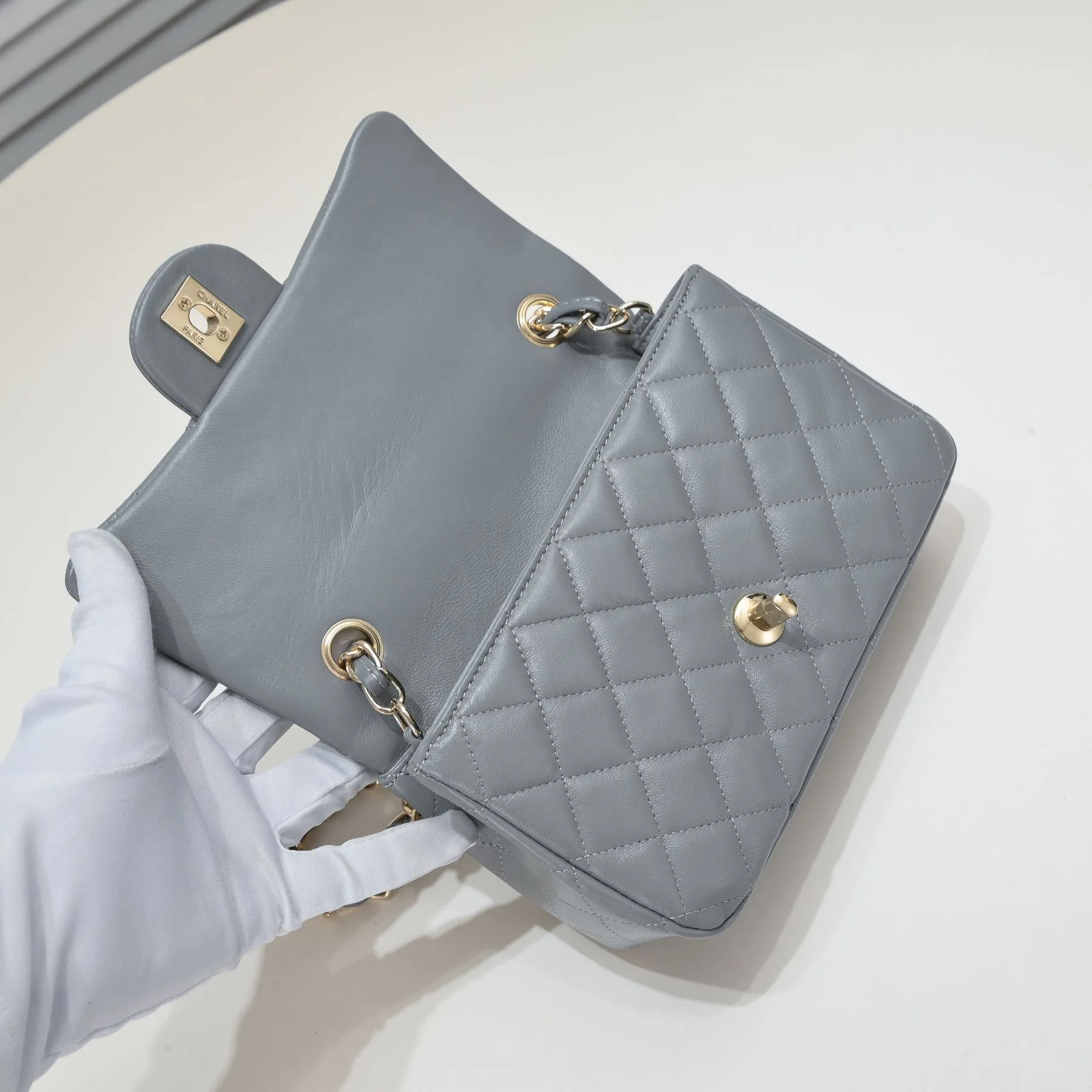 💰320￥Gray CF versatile lambskin🌹 Chanel💃🏻‼ ️Eternal classic style [shy] noble temperament💃🏻favorite of celebrities🌟soft leather and high-end👍counter hardware exquisite workmanship to reject flaws [strong] both dazzling and feminine 😝[strong] luxurious and durable🌟Size: 20*14*7cm Style number: 1116