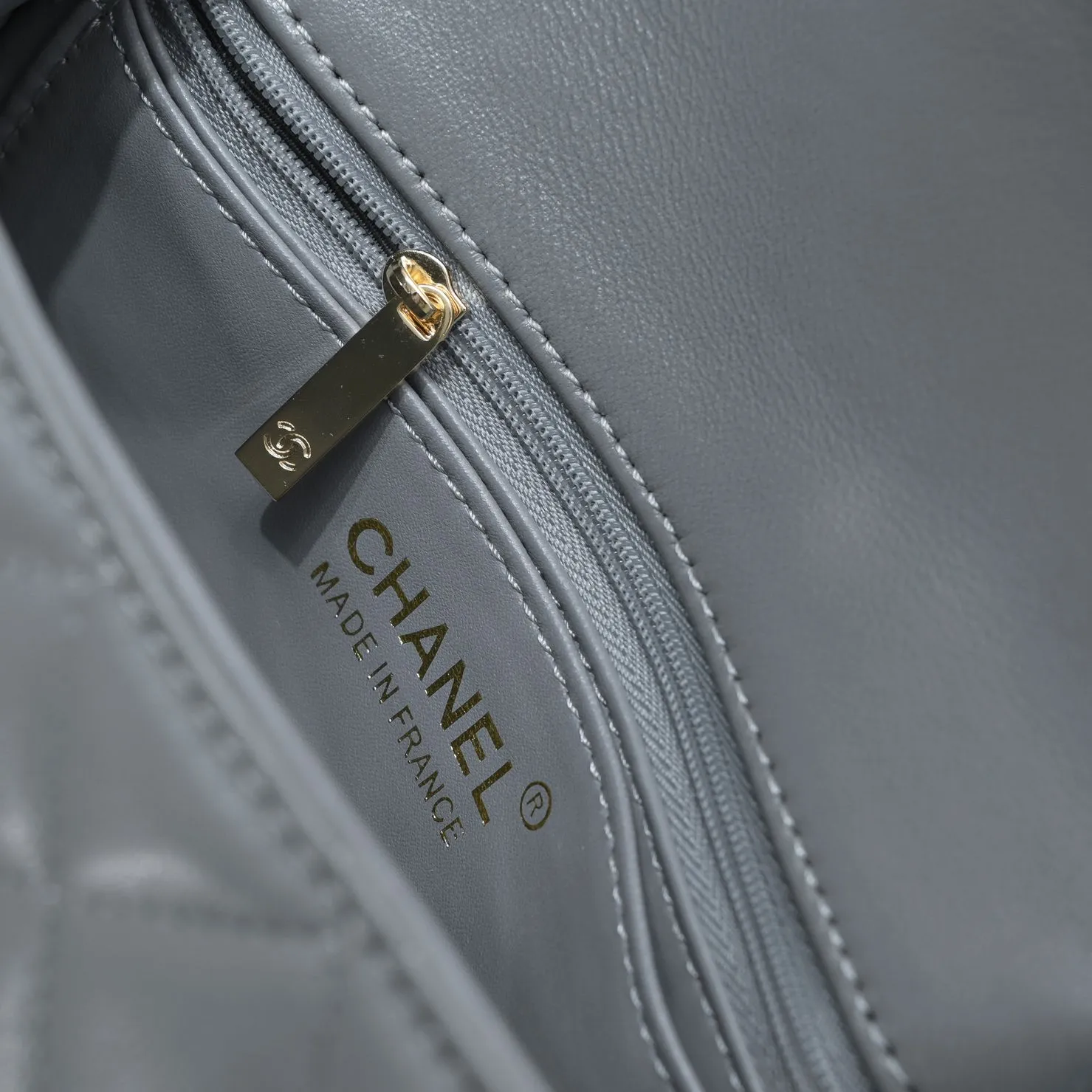 💰320￥Gray CF versatile lambskin🌹 Chanel💃🏻‼ ️Eternal classic style [shy] noble temperament💃🏻favorite of celebrities🌟soft leather and high-end👍counter hardware exquisite workmanship to reject flaws [strong] both dazzling and feminine 😝[strong] luxurious and durable🌟Size: 20*14*7cm Style number: 1116