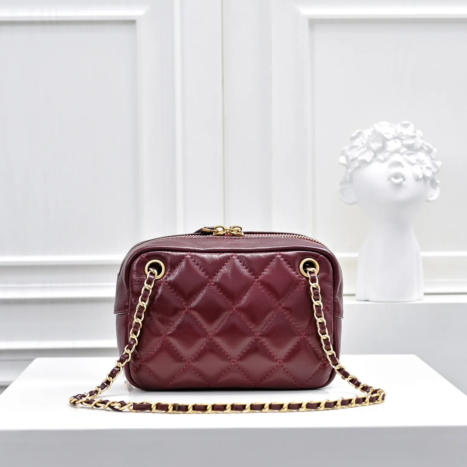 💰420￥👑CHANEL 24K new autumn and winter series camera bag, first-layer cowhide, you will fall in love at first sight. The double C Logo is so eye-catching, classic and special, the leather is very durable, whether it is worn on one shoulder or cross-body, it is really fragrant ~ cool and casual, lazy and casual, and full of surprises on the back. It is a high-end, lazy and casual bag that is completely exciting! Size: 18x12cm, style number: 371