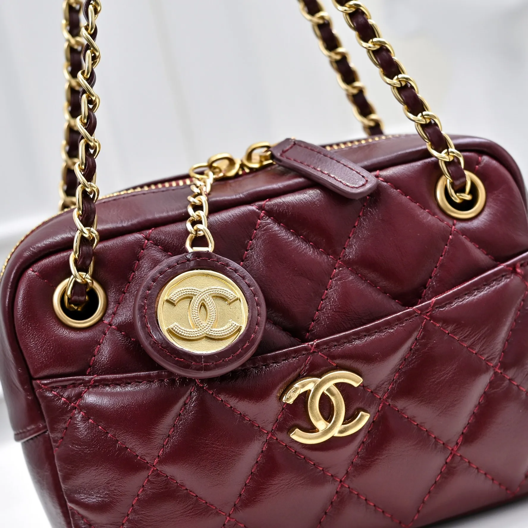 💰420￥👑CHANEL 24K new autumn and winter series camera bag, first-layer cowhide, you will fall in love at first sight. The double C Logo is so eye-catching, classic and special, the leather is very durable, whether it is worn on one shoulder or cross-body, it is really fragrant ~ cool and casual, lazy and casual, and full of surprises on the back. It is a high-end, lazy and casual bag that is completely exciting! Size: 18x12cm, style number: 371