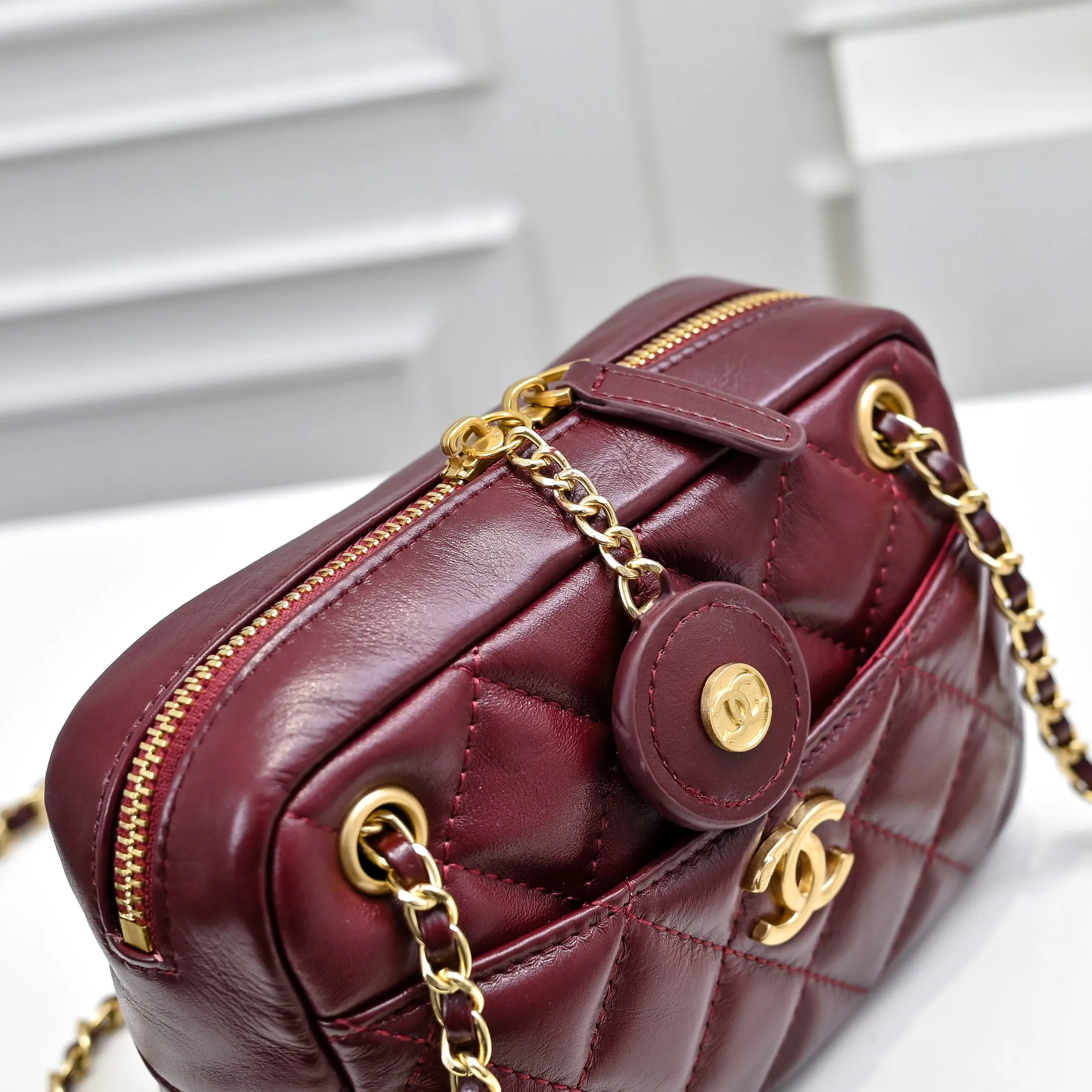 💰420￥👑CHANEL 24K new autumn and winter series camera bag, first-layer cowhide, you will fall in love at first sight. The double C Logo is so eye-catching, classic and special, the leather is very durable, whether it is worn on one shoulder or cross-body, it is really fragrant ~ cool and casual, lazy and casual, and full of surprises on the back. It is a high-end, lazy and casual bag that is completely exciting! Size: 18x12cm, style number: 371