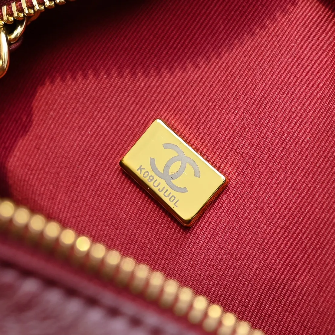 💰420￥👑CHANEL 24K new autumn and winter series camera bag, first-layer cowhide, you will fall in love at first sight. The double C Logo is so eye-catching, classic and special, the leather is very durable, whether it is worn on one shoulder or cross-body, it is really fragrant ~ cool and casual, lazy and casual, and full of surprises on the back. It is a high-end, lazy and casual bag that is completely exciting! Size: 18x12cm, style number: 371