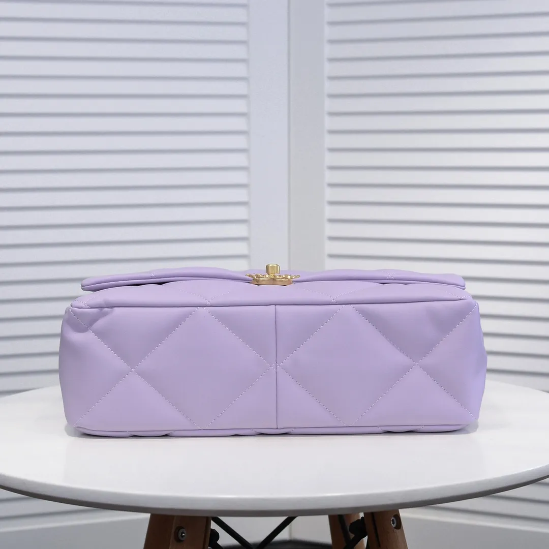 💰480￥Purple large size Chanel’s latest hot style is now available📣📣Synchronized with counters🤭Imported cowhide🐂feels very soft. The upper body effect is super good, it can be carried by hand, on one shoulder or cross-body, showing the elegance and charm of women. Hurry up and get it. Style number: 9012. Size: 36*24*14cm.